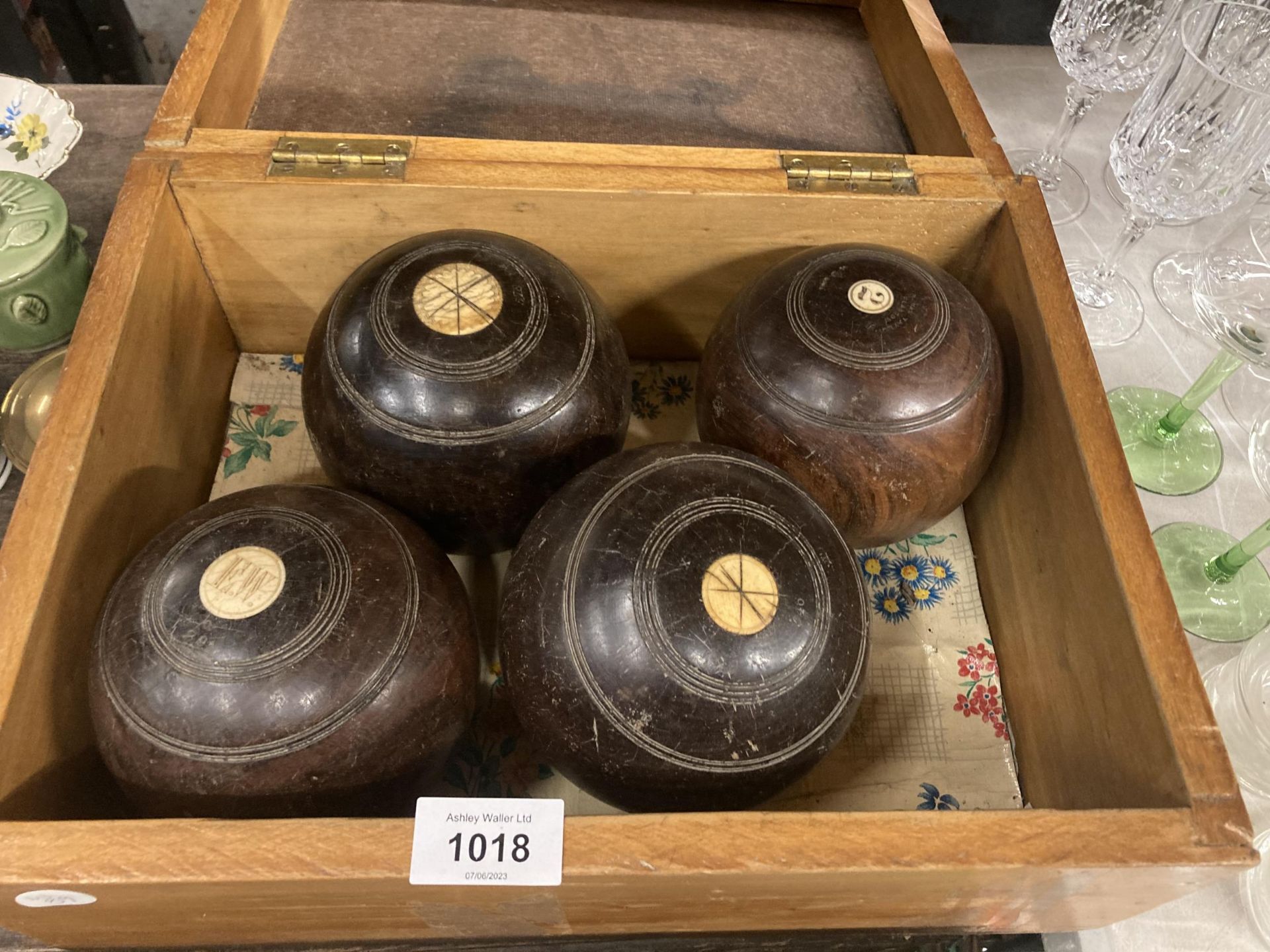 A VINTAGE PINE BOX CONTAINING FOUR BOWLING BOWLS