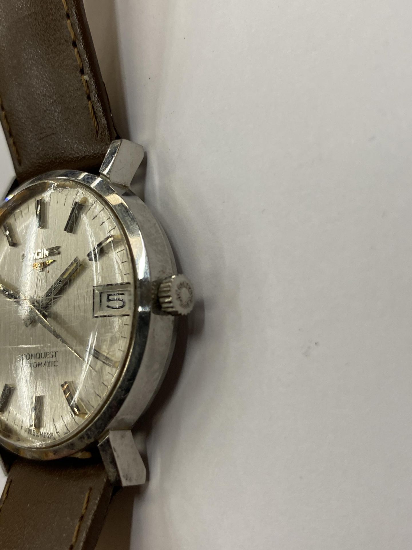 A VINTAGE LONGINES CONQUEST AUTOMATIC WRIST WATCH WITH LEATHER STRAP SEEN WORKING BUT NO WARRANTY - Bild 2 aus 6