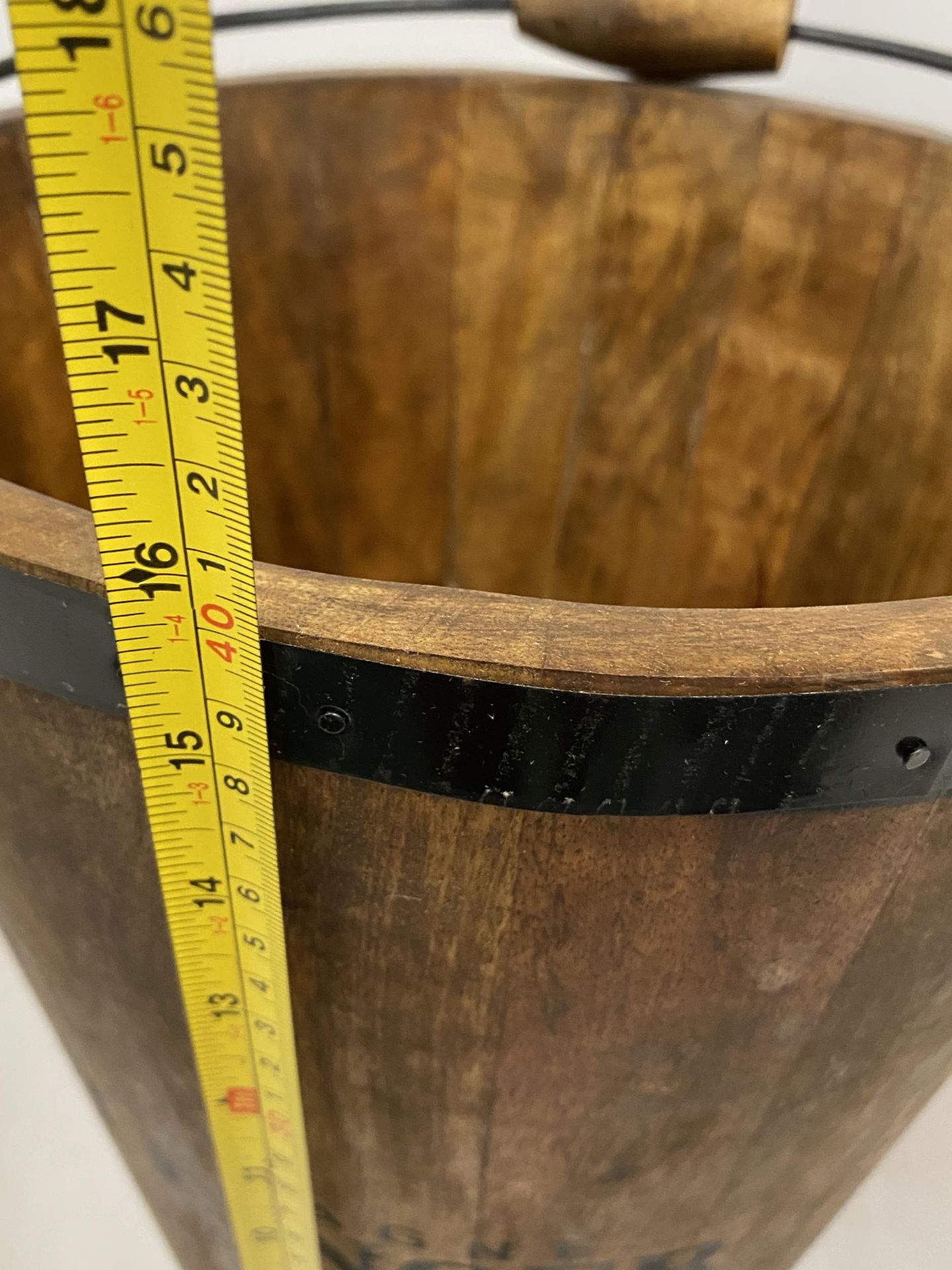 A WOODEN BOLLINGER CHAMPAGNE BUCKET WITH HANDLE, HEIGHT 40CM - Bild 3 aus 3