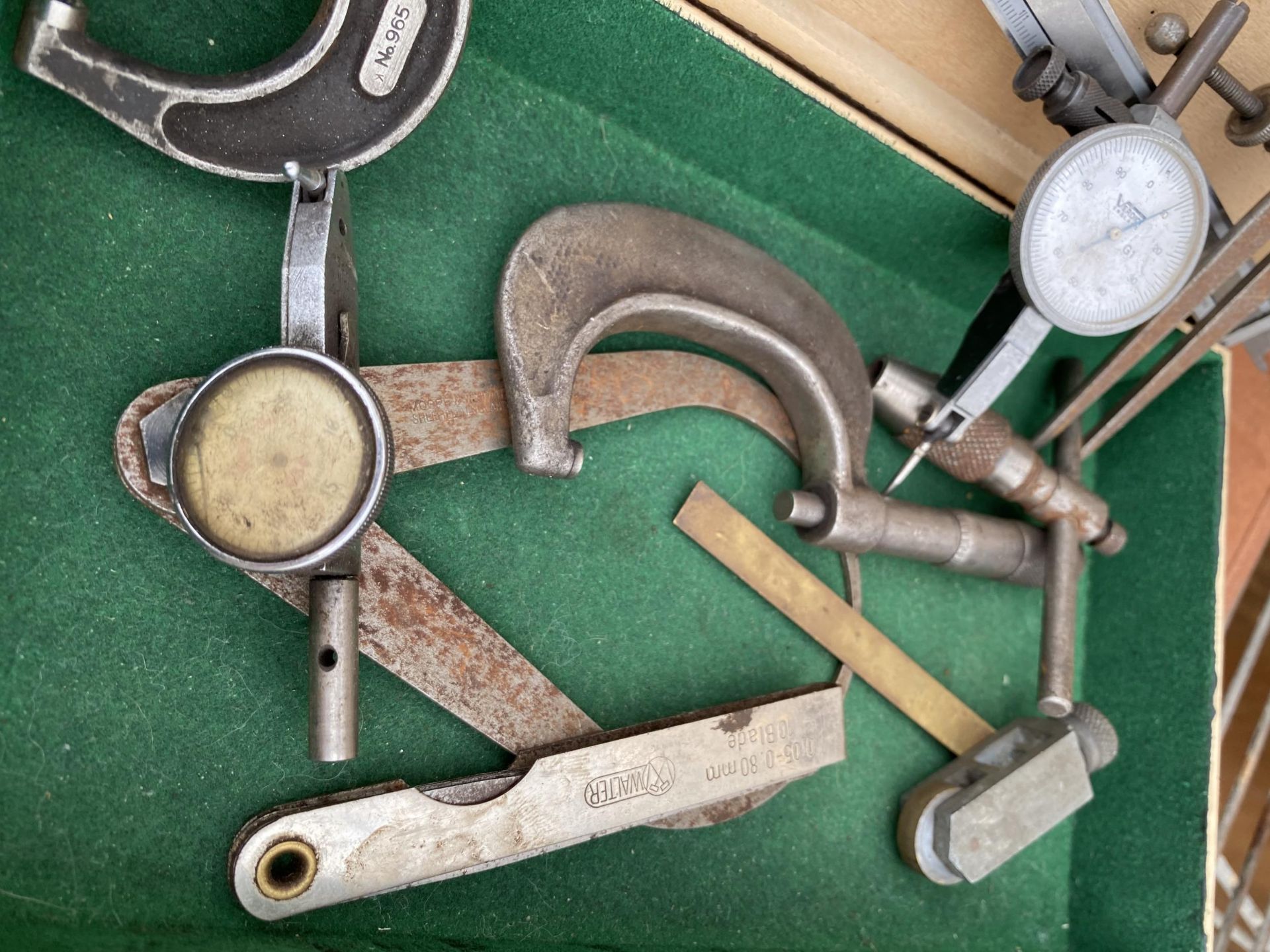 AN ASSORTMENT OF ENGINEERS TOOLS TO INCLUDE MICROMETERS AND CALIPERS ETC - Image 3 of 4