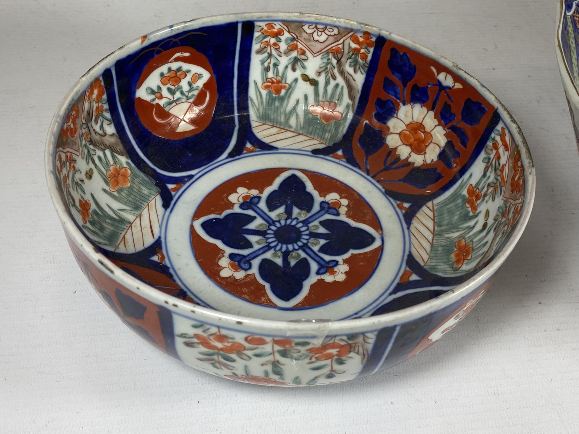 TWO JAPANESE IMARI BOWLS TO INCLUDE PANELLED DESIGN BOWL - Image 2 of 5