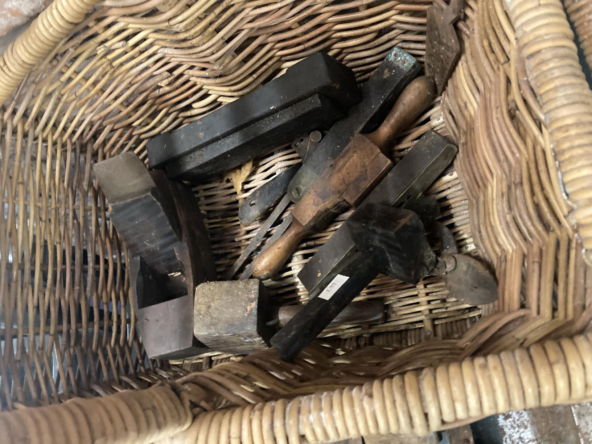 A WICKER BASKET CONTAINING A QUANTITY OF VINTAGE TOOLS TO INCLUDE WOODEN MALLETS, PLANES, A LAMP, - Image 3 of 3