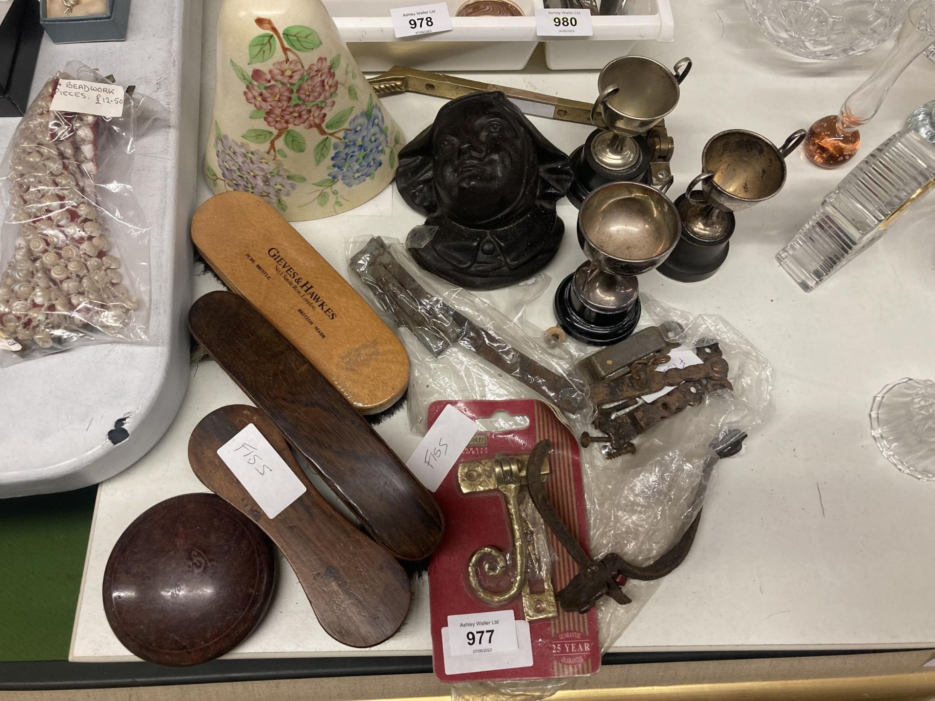 A MIXED LOT TO INCLUDE SMALL SILVER PLATED TROPHIES, WINDOW FURNITURE, TWO WALL POCKETS, ETC