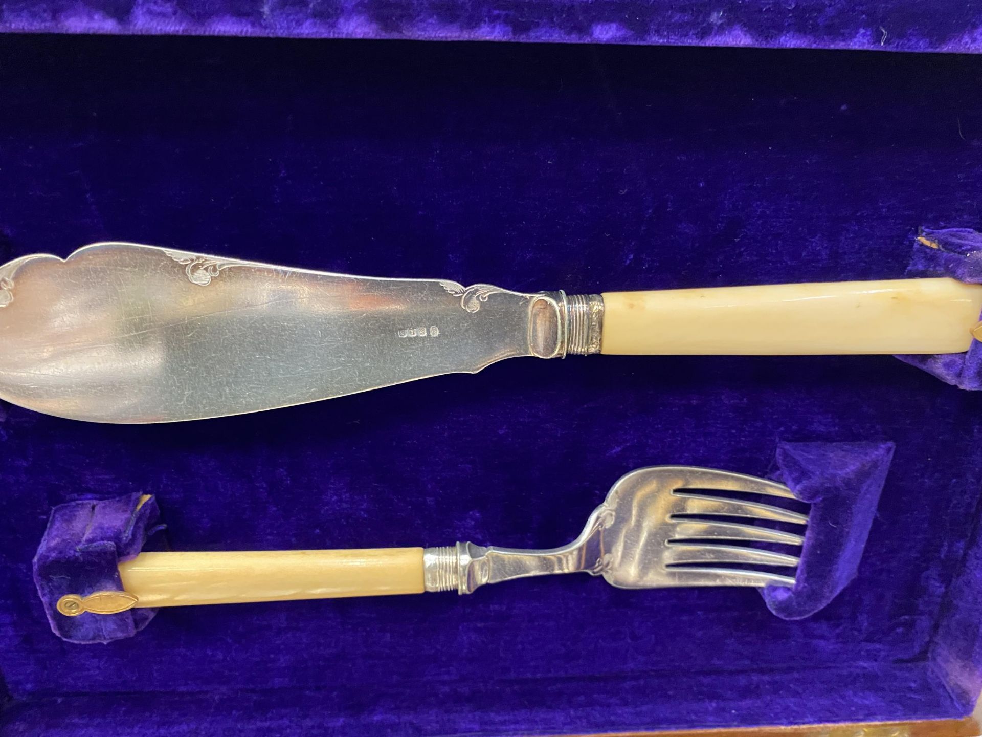 A QUANTITY OF FLATWARE TO INCLUDE A MAHOGANY CASED FISH KNIFE AND FORK SET WITH SILVER HALLMARKED - Bild 3 aus 4