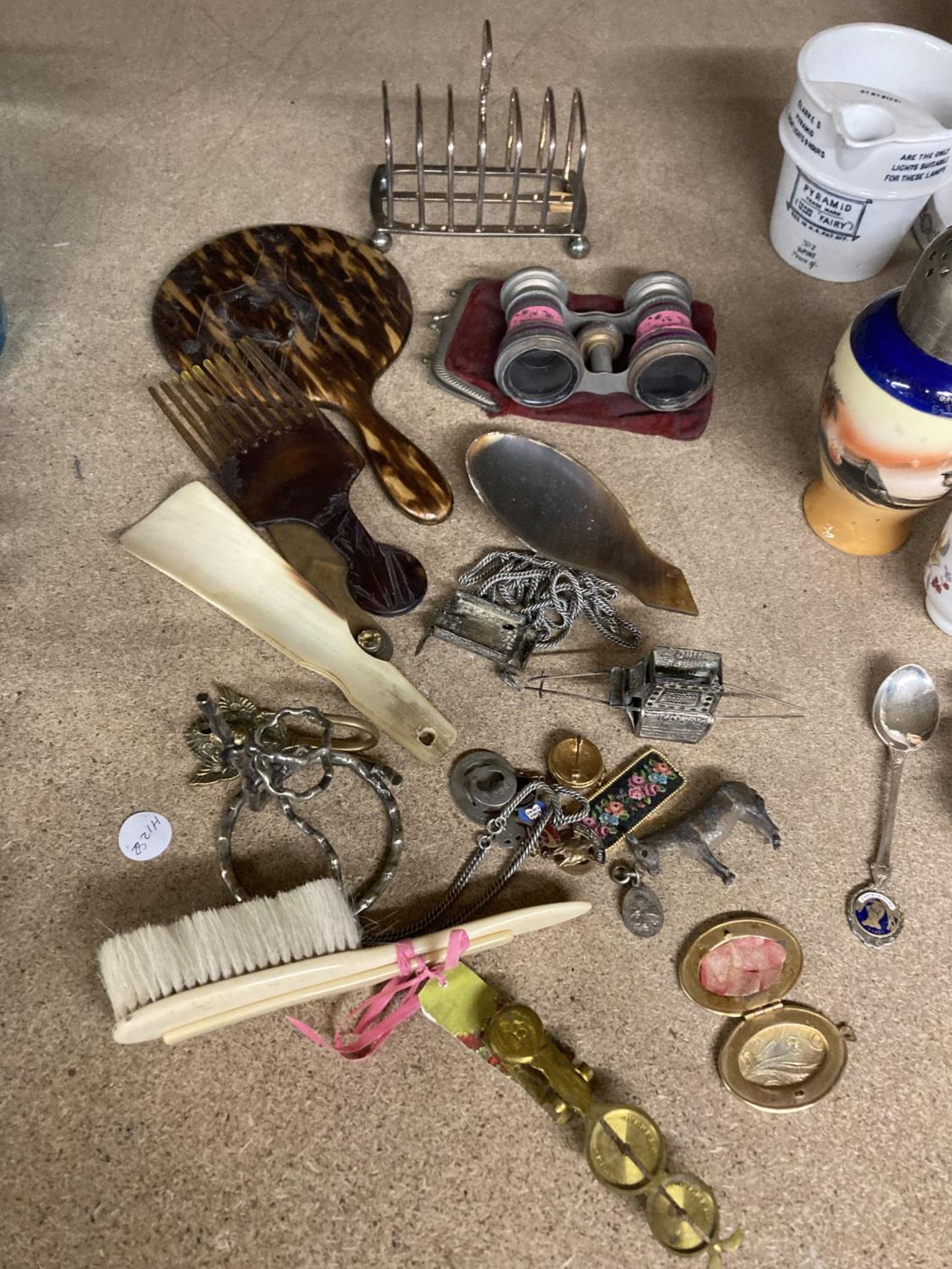 A MIXED VINTAGE LOT TO INCLUDE OPERA GLASSES, A TOAST RACK, BADGES, AN INDIAN STYLE RICKSHAW, ETC - Image 3 of 4