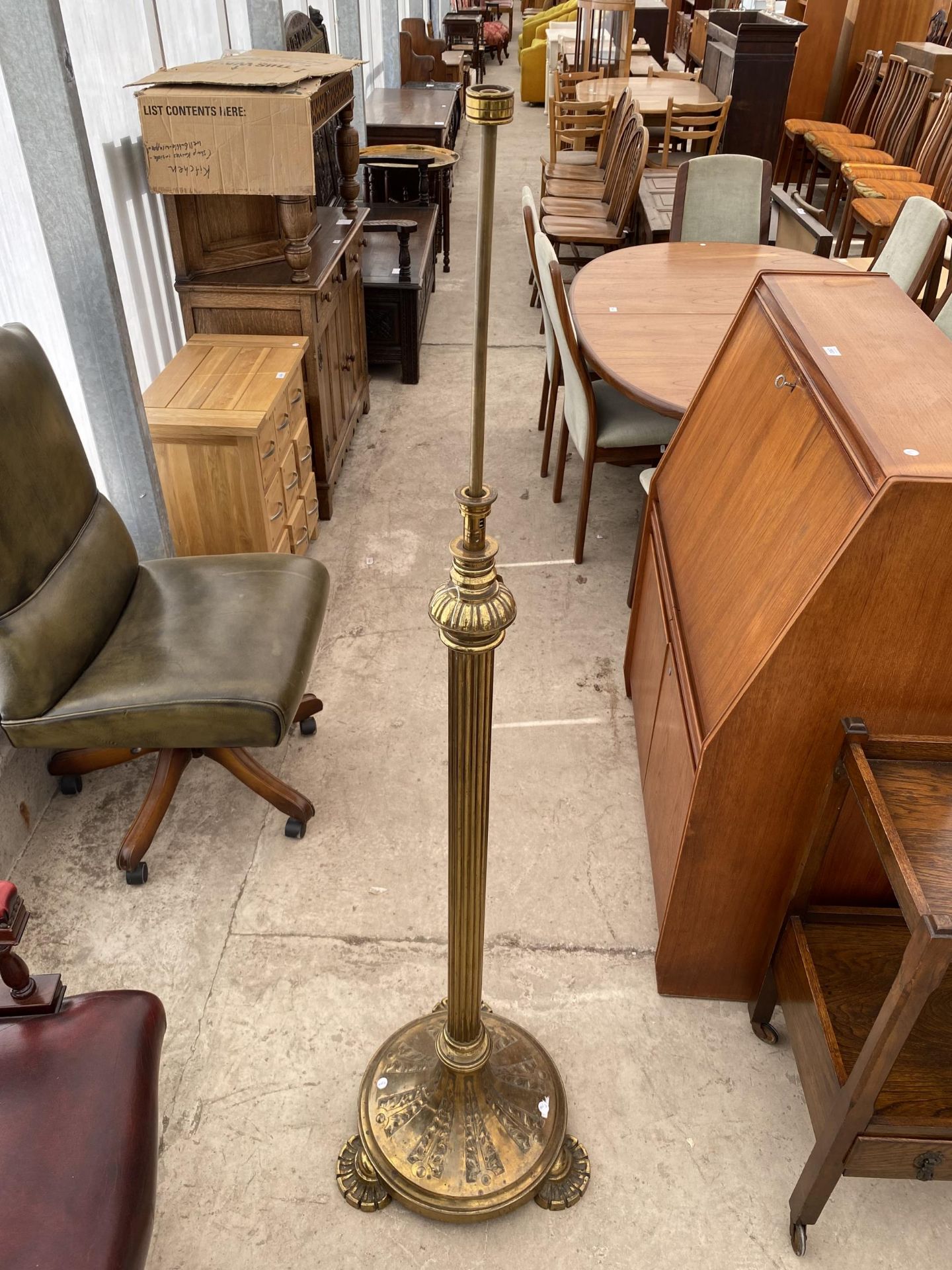 AN EARLY 20TH CENTURY BRASS ADJUSTABLE LAMP STANDARD WITH FLORAL DECORATED BASE AND GREEK KEY