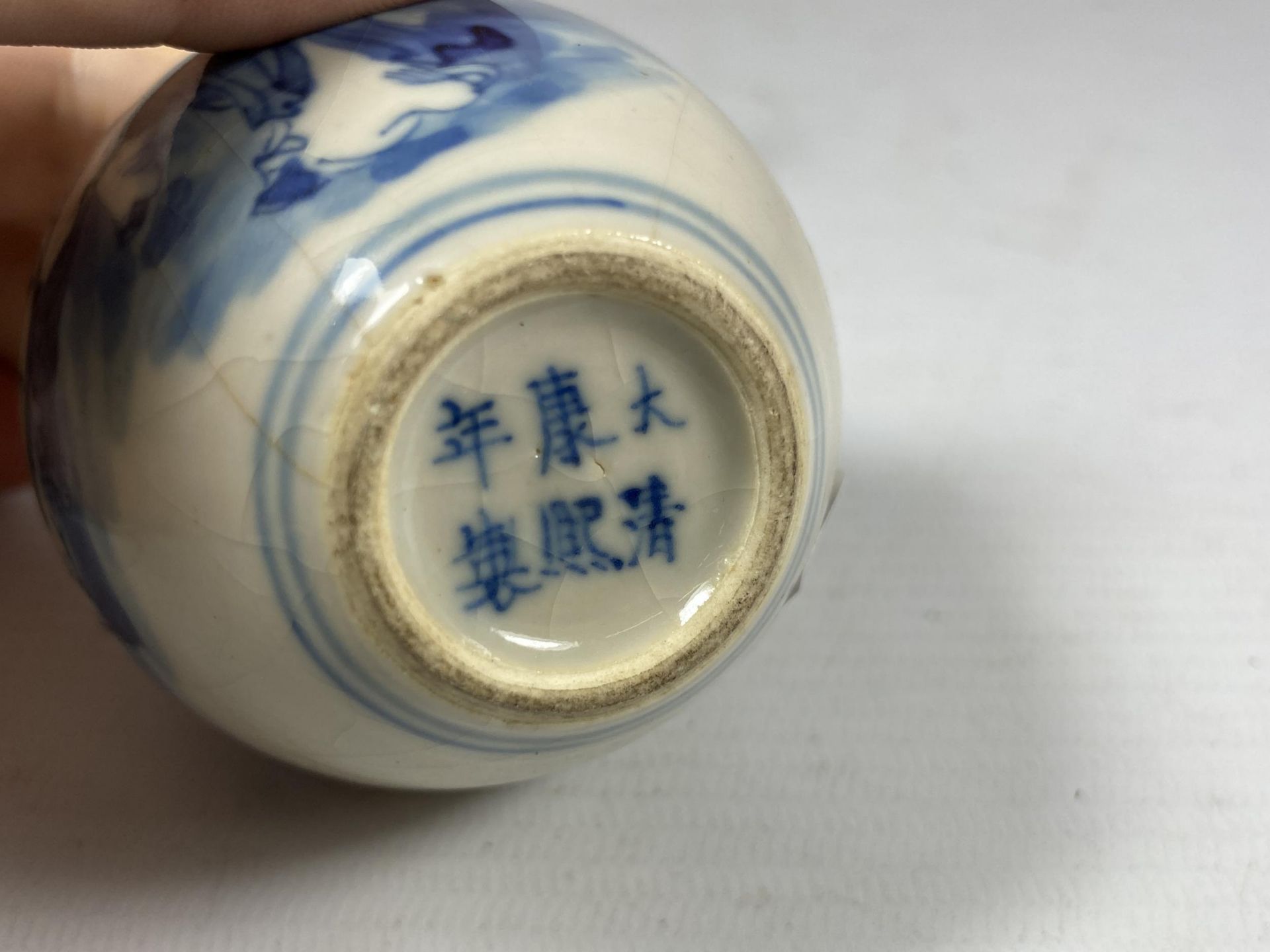 A CHINESE BLUE AND WHITE CRACKLE DESIGN POT WITH FIGURAL DESIGN, SIX CHARACTER MARK TO BASE, - Image 4 of 4