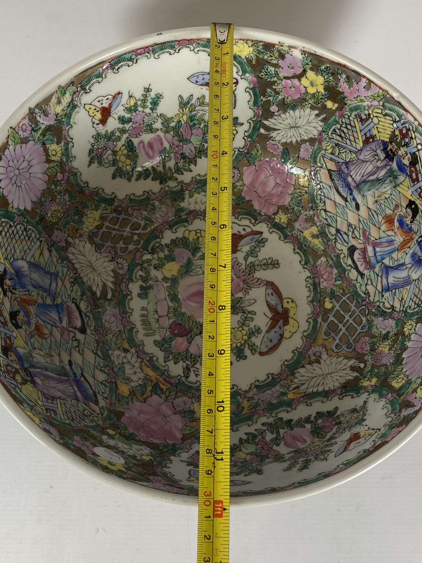 A LARGE CHINESE CANTON FAMILLE ROSE PUNCH BOWL DECORATED WITH ENAMELLED FIGURAL DESIGN ON A TURNED - Bild 7 aus 7