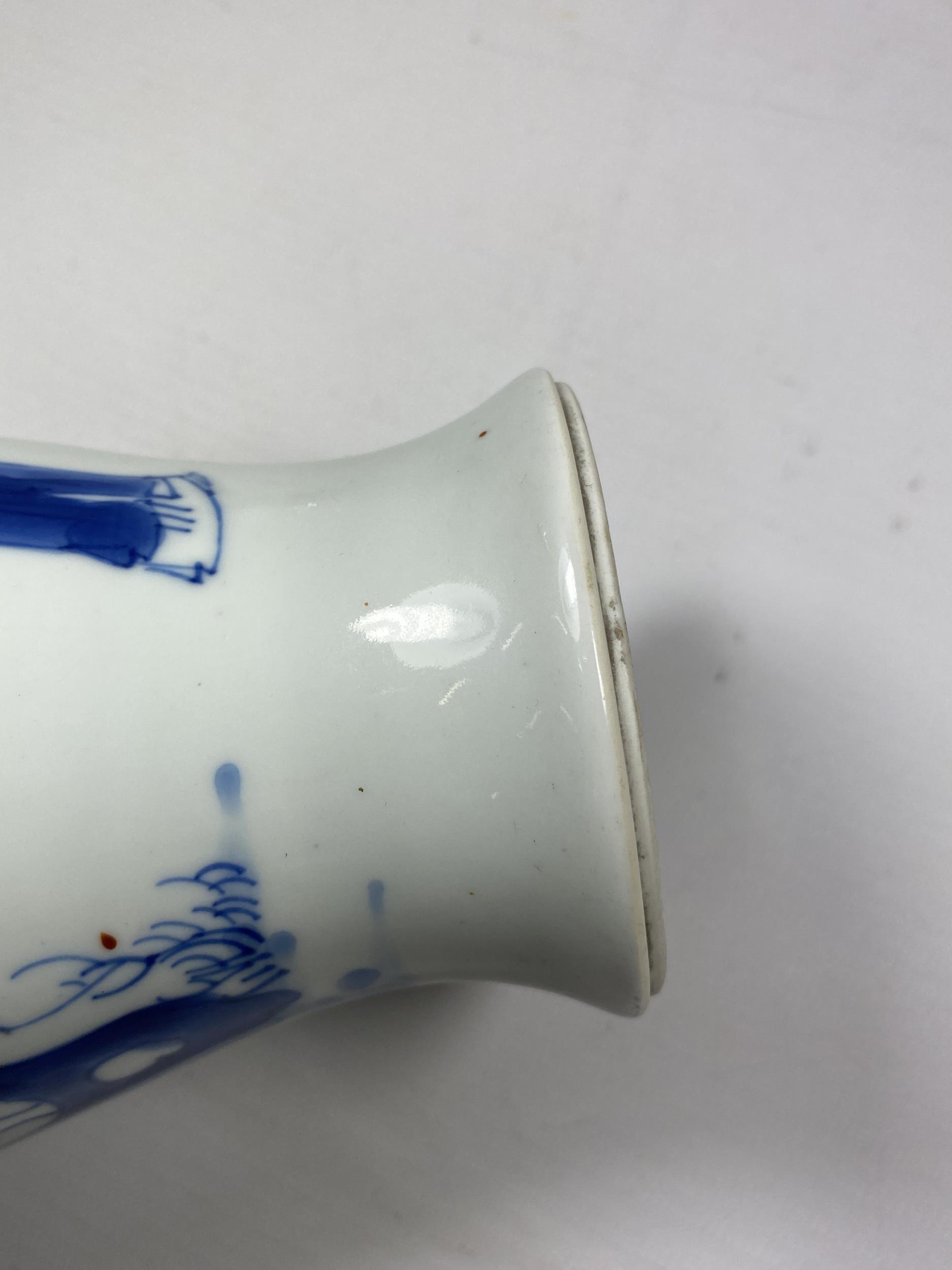 A CHINESE KANGXI PERIOD (1661-1722) BLUE AND WHITE PORCELAIN BALUSTER FORM VASE DEPICTING FIGURES IN - Image 6 of 7