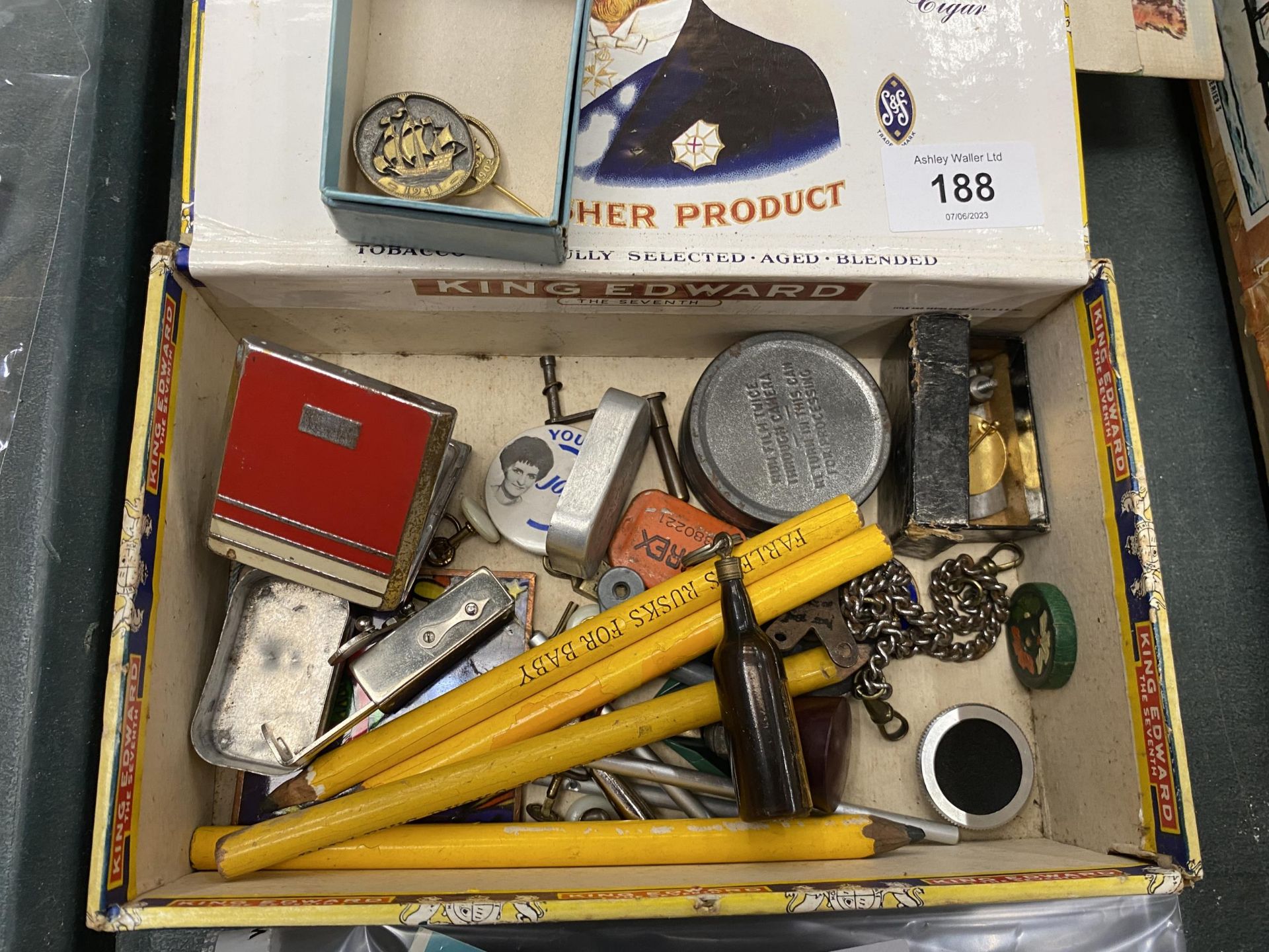 A MIXED LOT OF VINTAGE COLLECTABLES TO INCLUDE BADGES, PENCILS, WATCH CHAIN, KEY RINGS, ETC