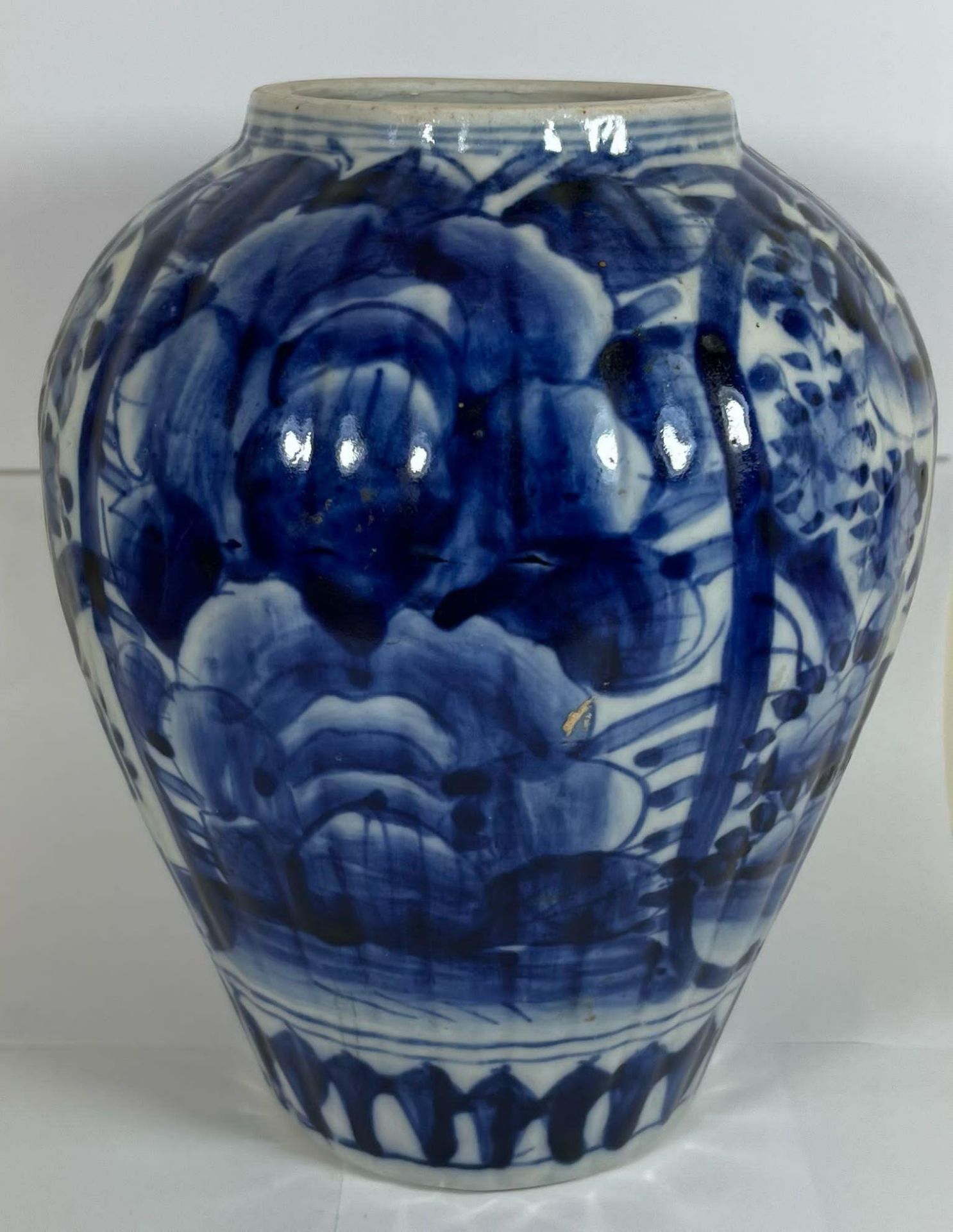 A JAPANESE MEIJI PERIOD (1868-1912) BLUE AND WHITE LIDDED TEMPLE JAR (FINIAL A/F), HEIGHT 30CM - Image 4 of 7
