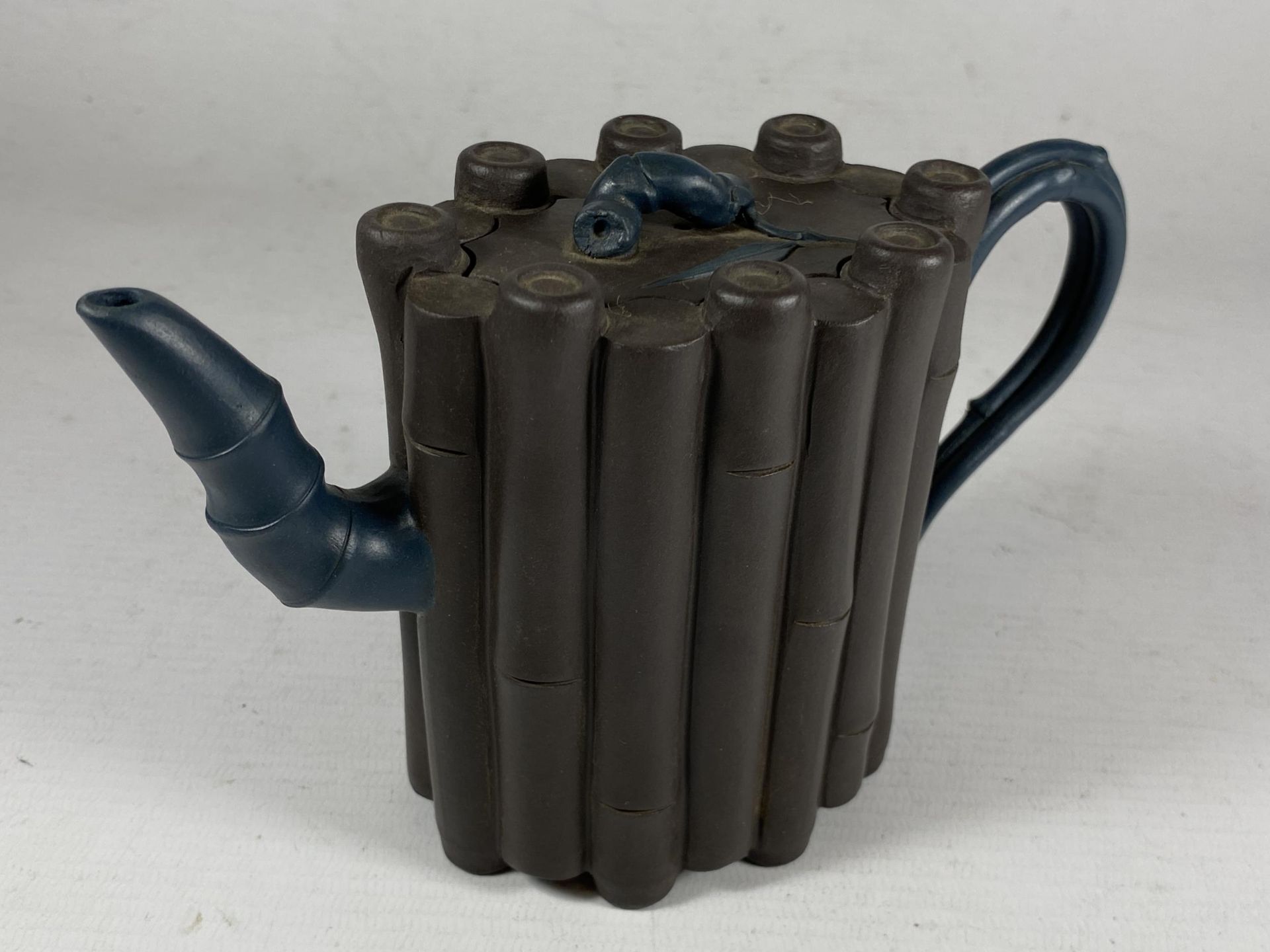 A CHINESE YIXING STYLE CLAY BAMBOO DESIGN TEAPOT, SEAL MARK TO BASE, HEIGHT 11CM - Bild 2 aus 4