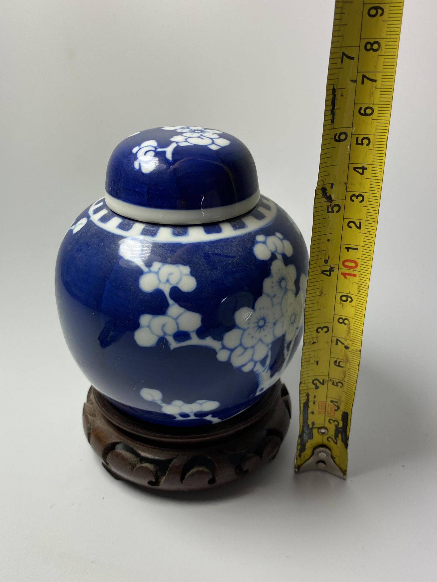 A CHINESE PRUNUS BLOSSOM PATTERN GINGER JAR ON CARVED WOODEN STAND, DOUBLE RING MARK TO BASE, HEIGHT - Image 6 of 6
