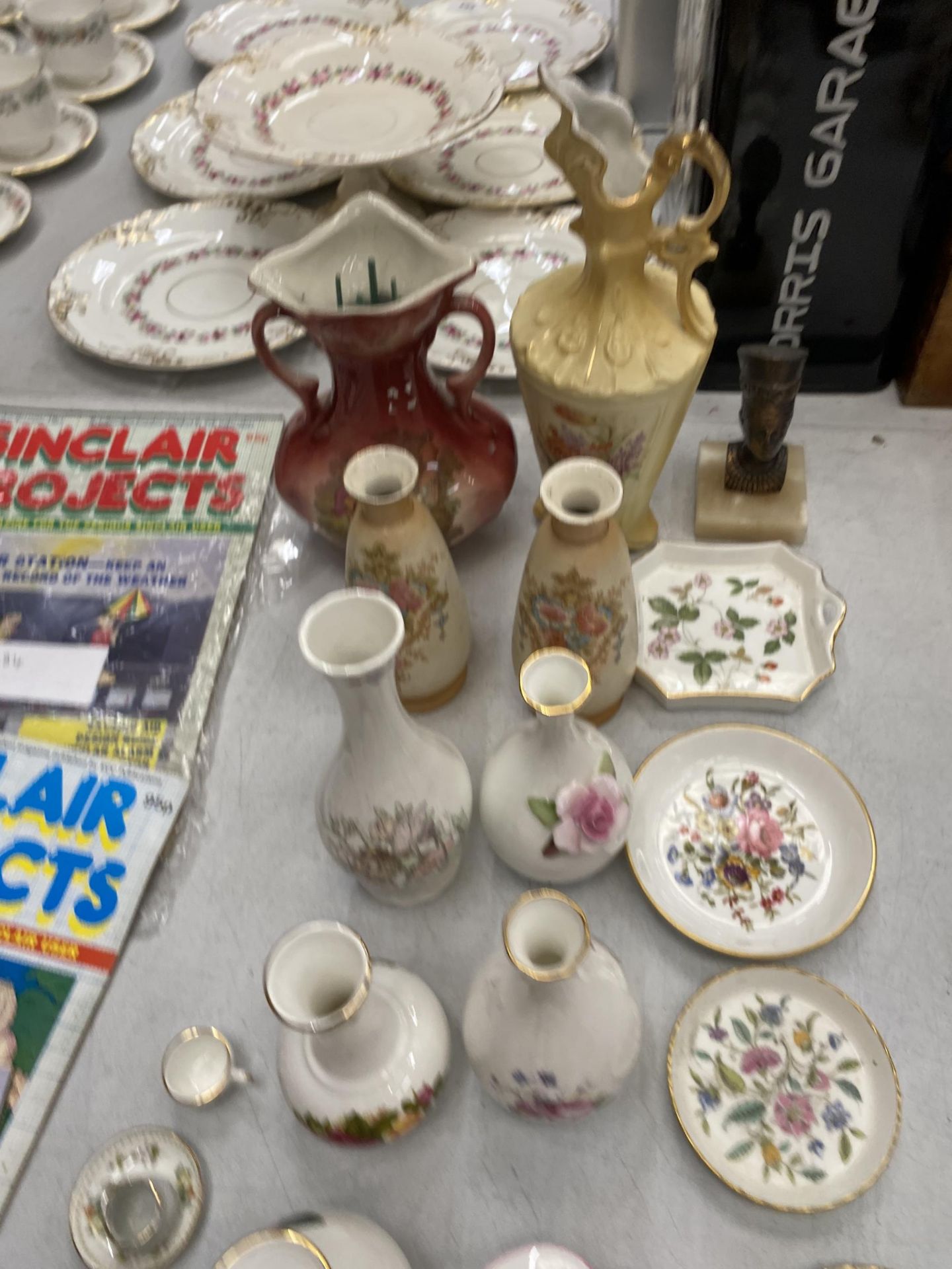 A LARGE QUANTITY OF CHINA ITEMS TO INCLUDE AN AYNSLEY 'ORCHARD GOLD' VASE, BUD VASES, TRINKET BOXES, - Image 5 of 5