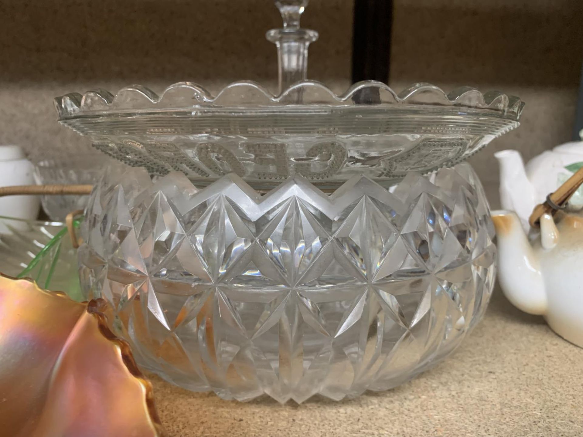 A QUANTITY OF GLASSWARE TO INCLUDE BOWLS, A DECANTER, CARNIVAL GLASS, ETC - Image 3 of 4