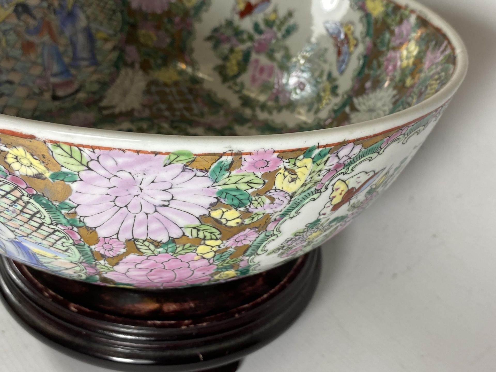 A LARGE CHINESE CANTON FAMILLE ROSE PUNCH BOWL DECORATED WITH ENAMELLED FIGURAL DESIGN ON A TURNED - Bild 4 aus 7