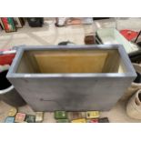 A GREY RECTANGULAR FIBRE GLASS TROUGH PLANTER (90CM x 70CM x 35CM)