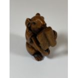 AN ORIENTAL NETSUKE OF A RABBIT READING, HAND A/F, SIGNED TO BASE, HEIGHT 4.5CM