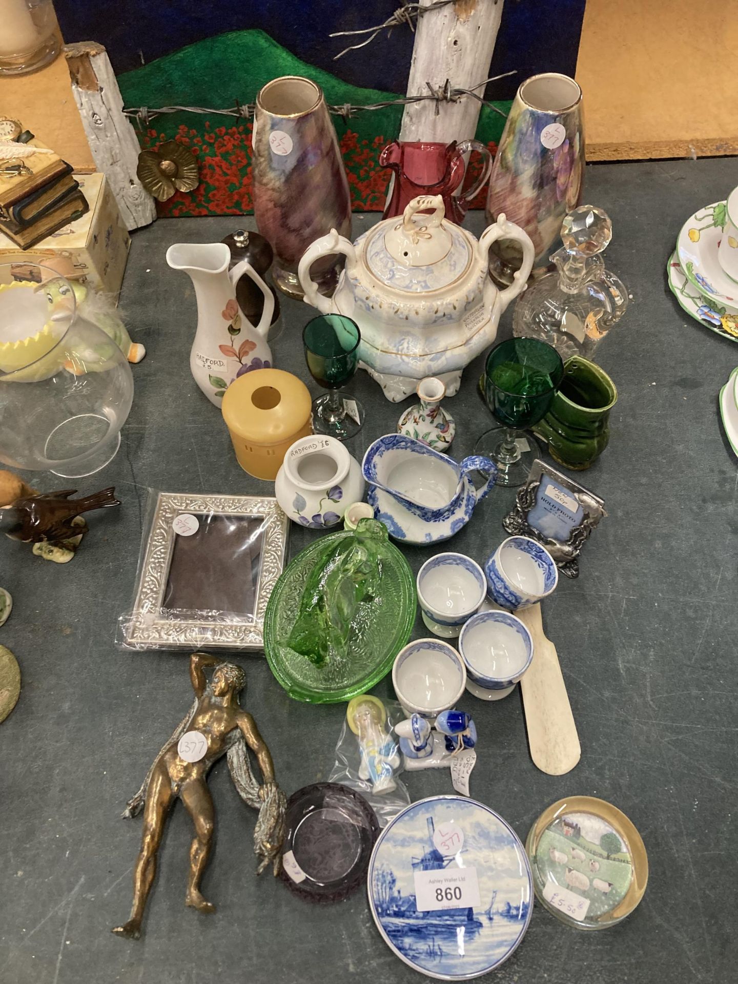 A MIXED LOT TO INCLUDE VASES, BLUE AND WHITE CERAMICS, GLASSWARE, BRASS, ETC