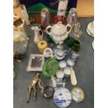 A MIXED LOT TO INCLUDE VASES, BLUE AND WHITE CERAMICS, GLASSWARE, BRASS, ETC