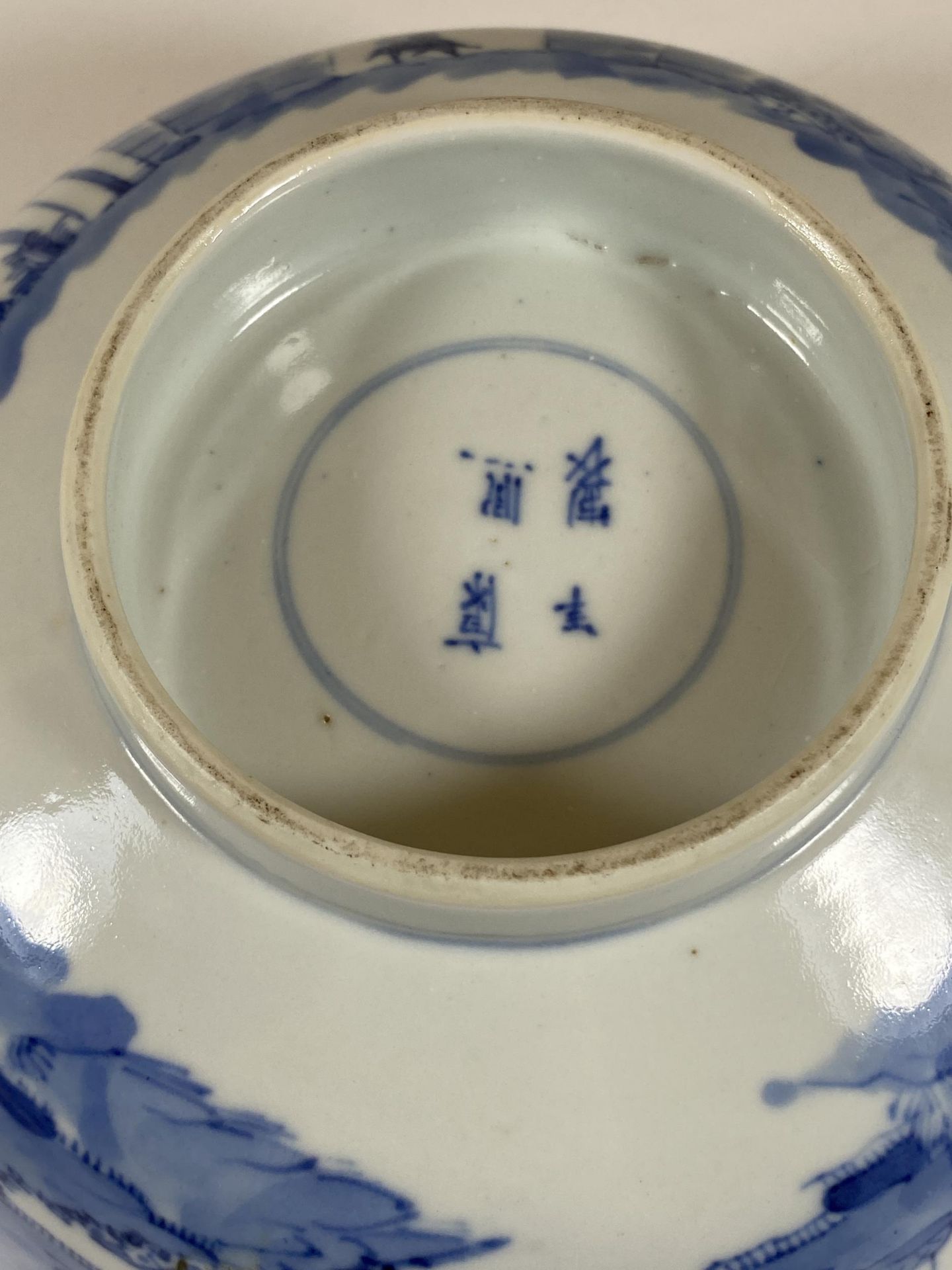 AN 18TH CENTURY CHINESE BLUE AND WHITE QING PORCELAIN BOWL WITH PAGODA DESIGN, FOUR CHARACTER DOUBLE - Bild 9 aus 12