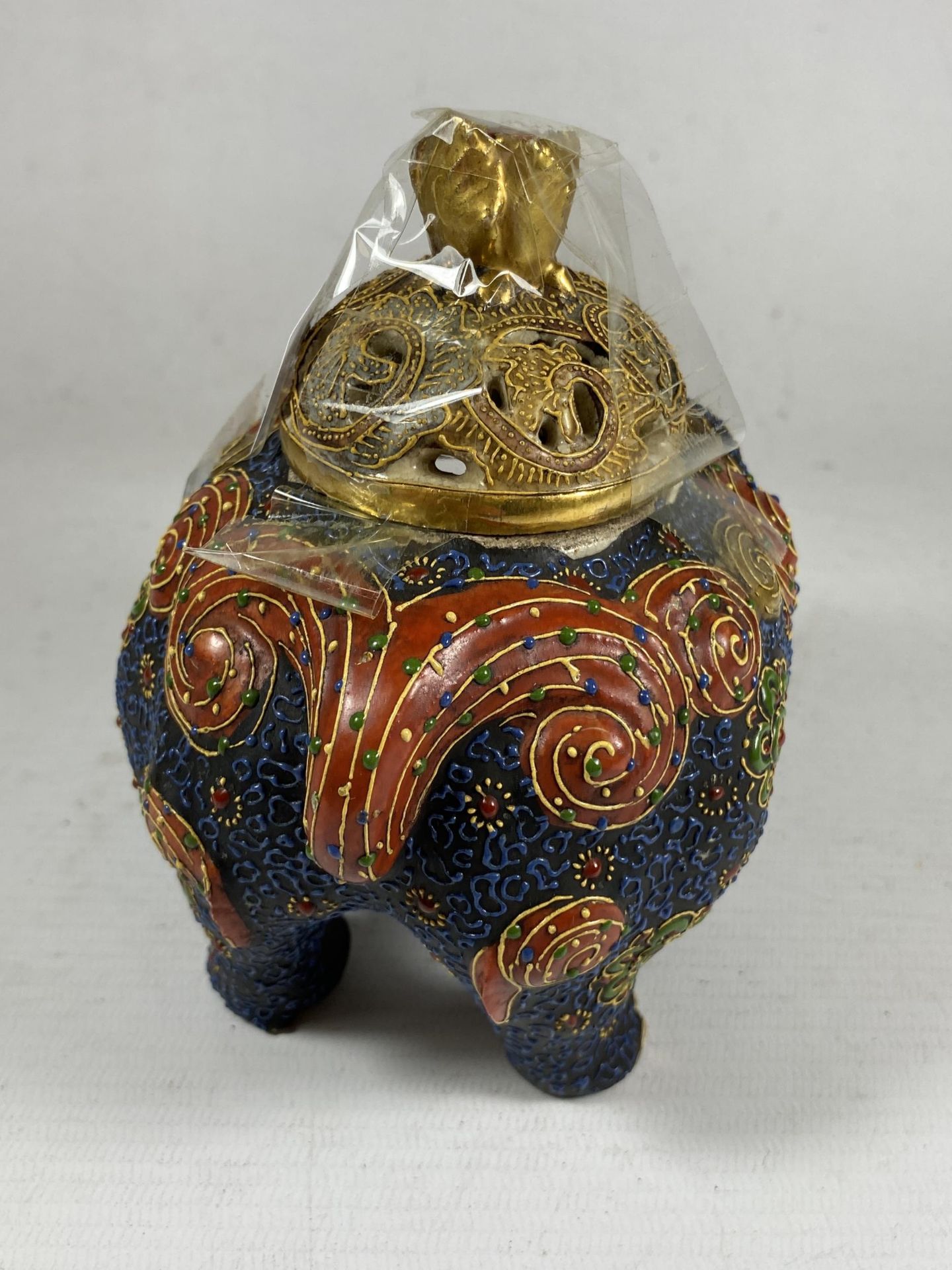 A CHINESE SATSUMA STYLE DOG INCENSE BURNER, HEIGHT 14CM - Image 3 of 3