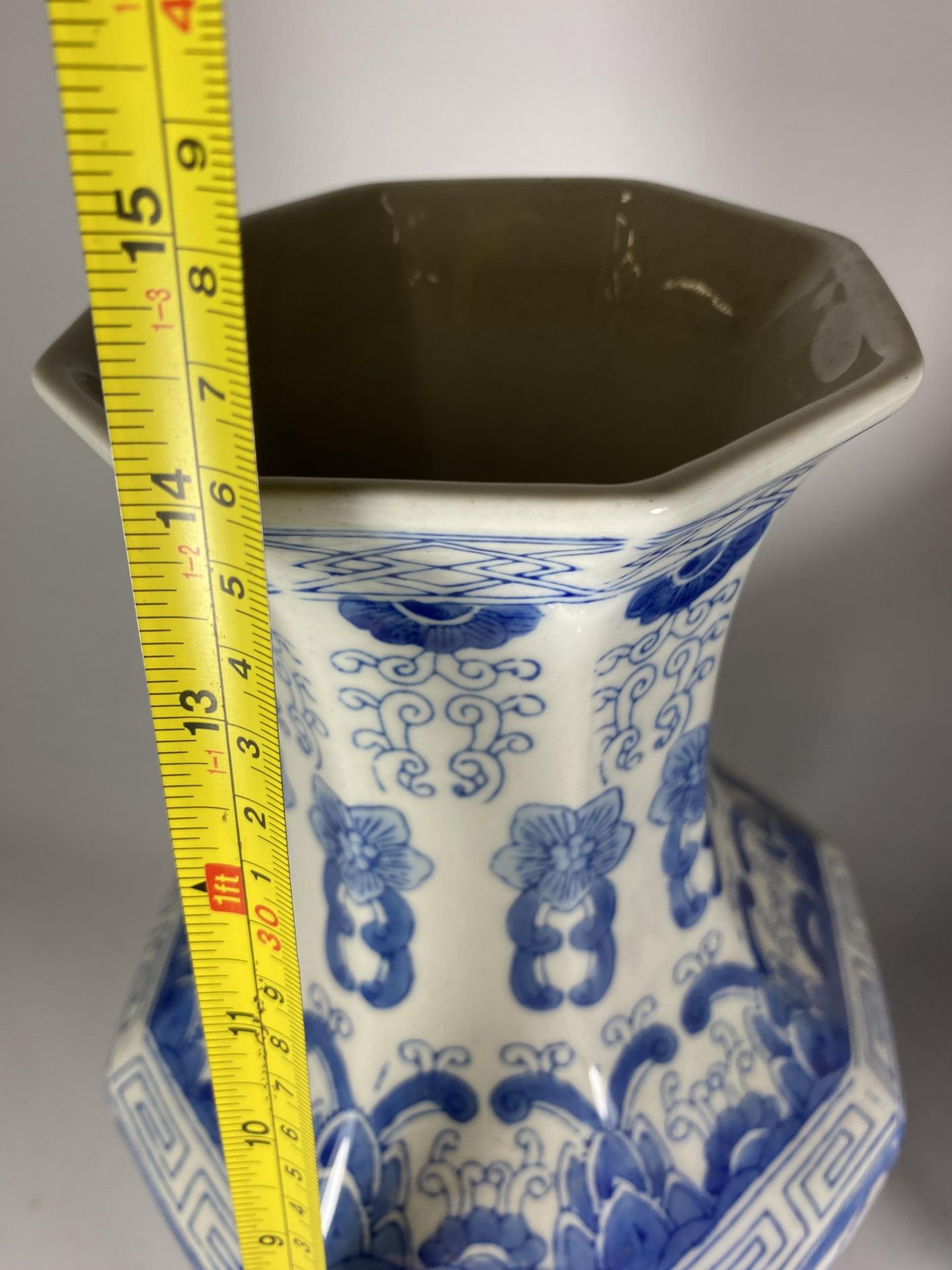 A PAIR OF LARGE 20TH CENTURY CENTURY CHINESE BLUE AND WHITE OCTAGONAL FORM VASES, HEIGHT 36CM - Image 5 of 5