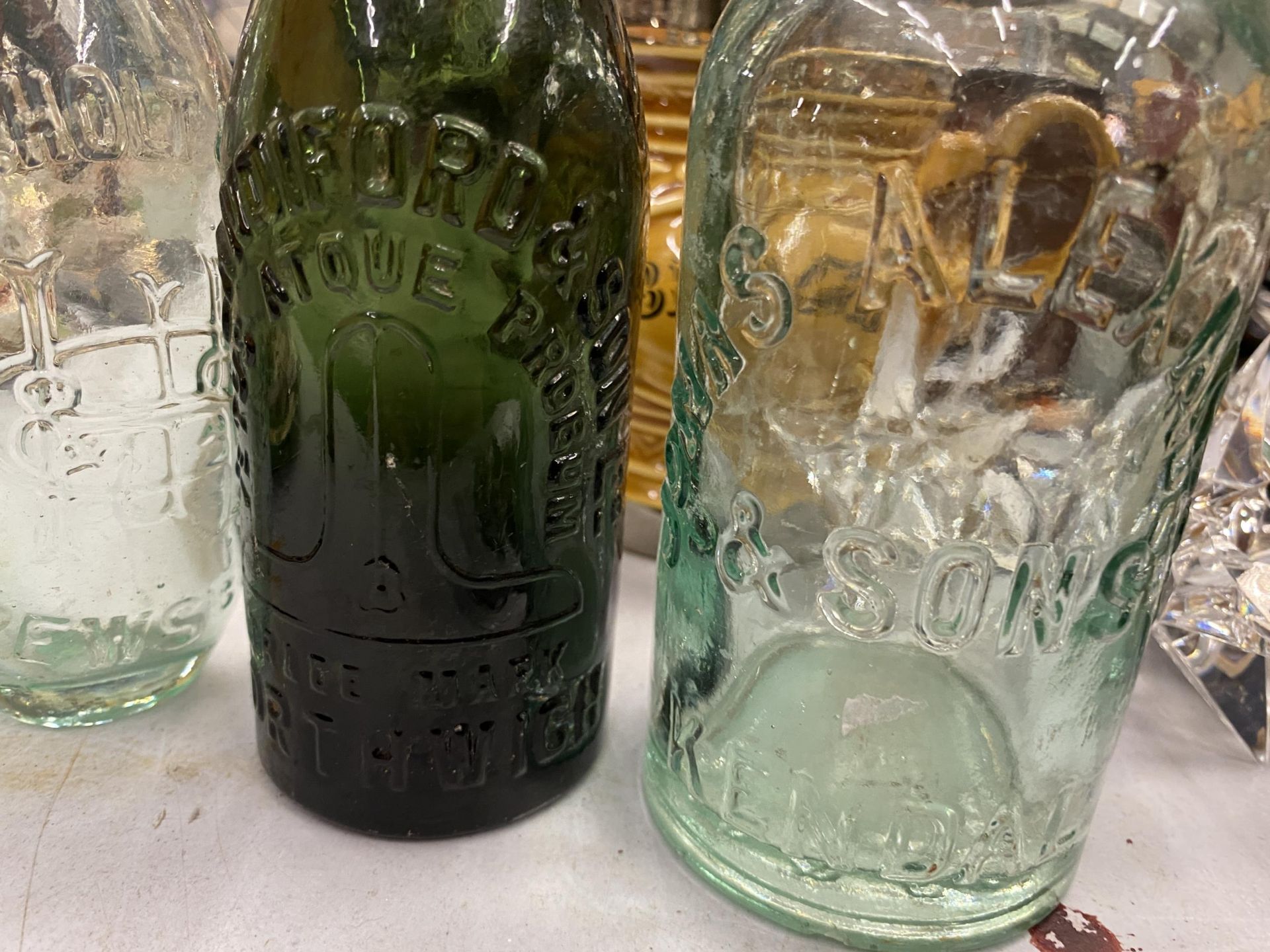 FOUR VINTAGE GLASS BOTTLES - Bild 2 aus 3