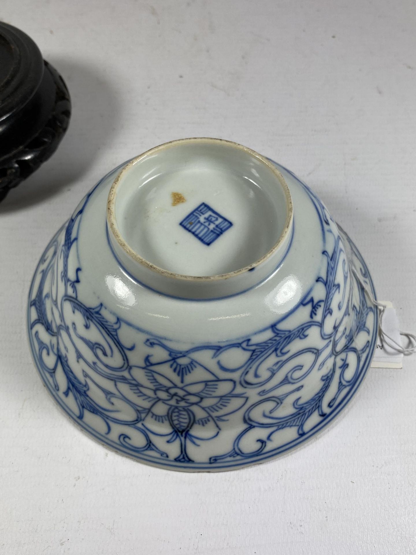 A MID-LATE 19TH CENTURY CHINESE QING TONGZHI PERIOD (1862-1874) BLUE & WHITE PORCELAIN BOWL ON - Image 4 of 6
