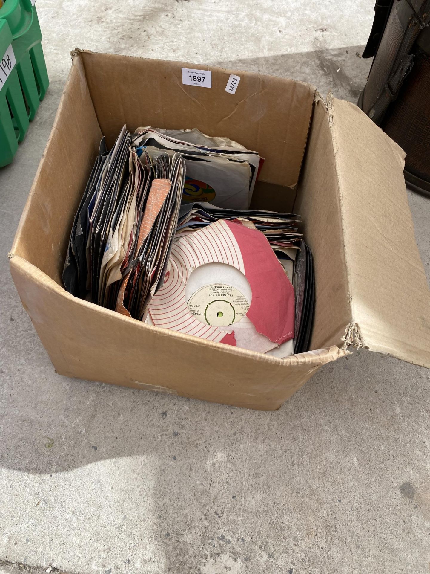 AN ASSORTMENT OF VINTAGE 7" SINGLES