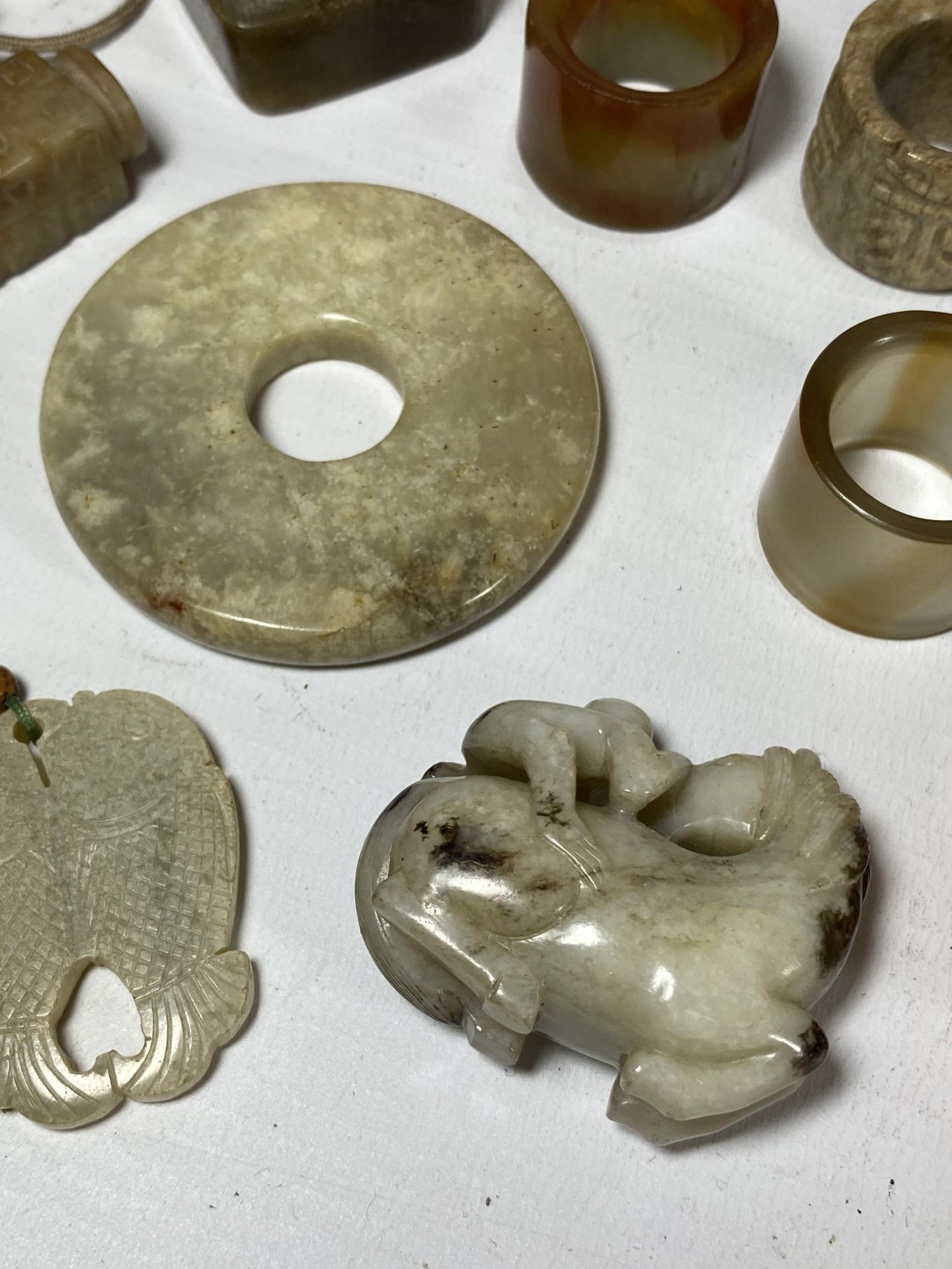 A MIXED GROUP OF ORIENTAL HARDSTONE ITEMS, BRUSH / THUMB RINGS, FISH & BUDDHA PENDANT ETC - Image 3 of 6