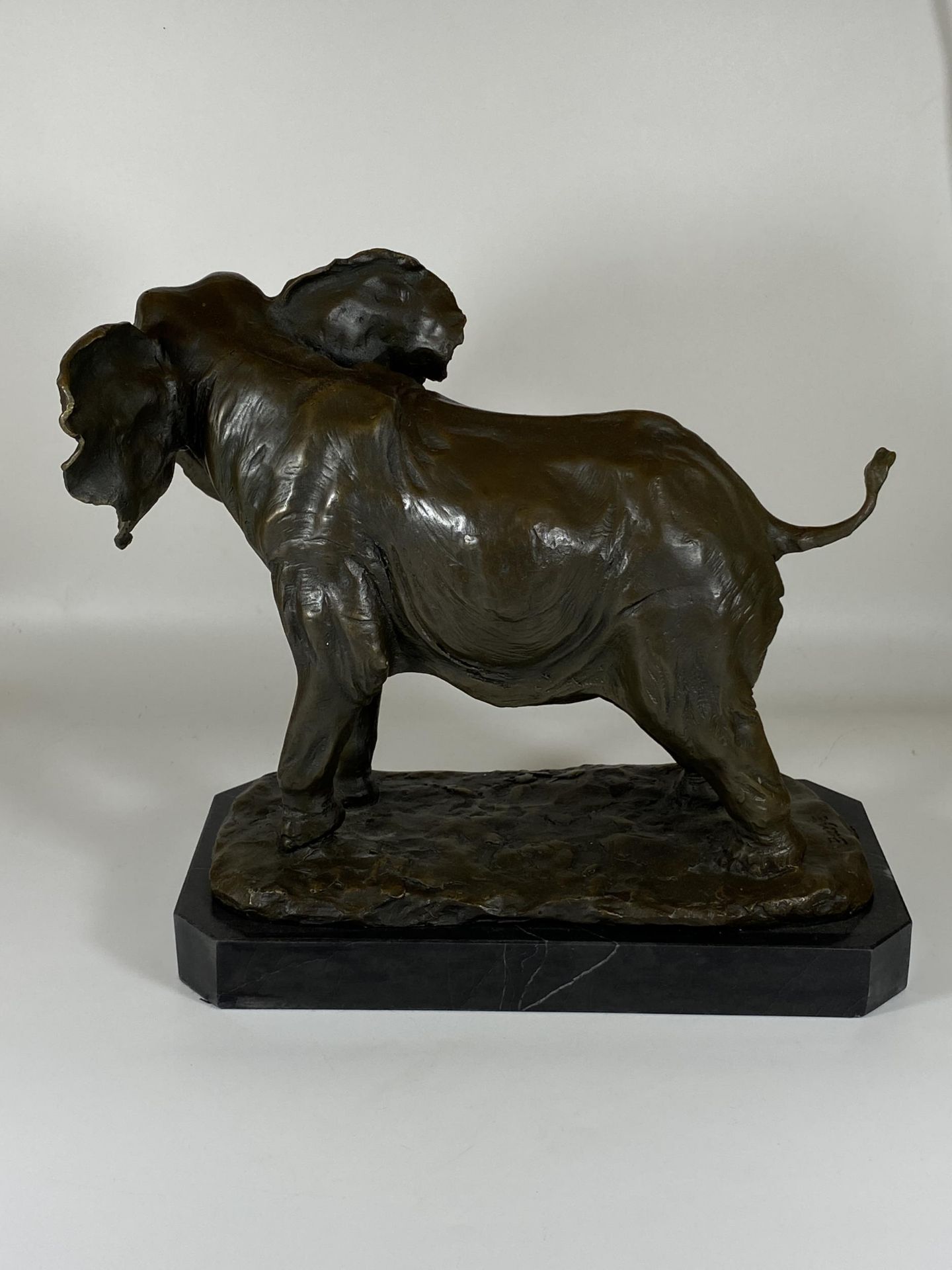 A LARGE BRONZE MODEL OF AN AFRICAN ELEPHANT ON MARBLE BASE, SIGNED BARYE, HEIGHT 29CM, LENGTH 29CM - Image 5 of 9