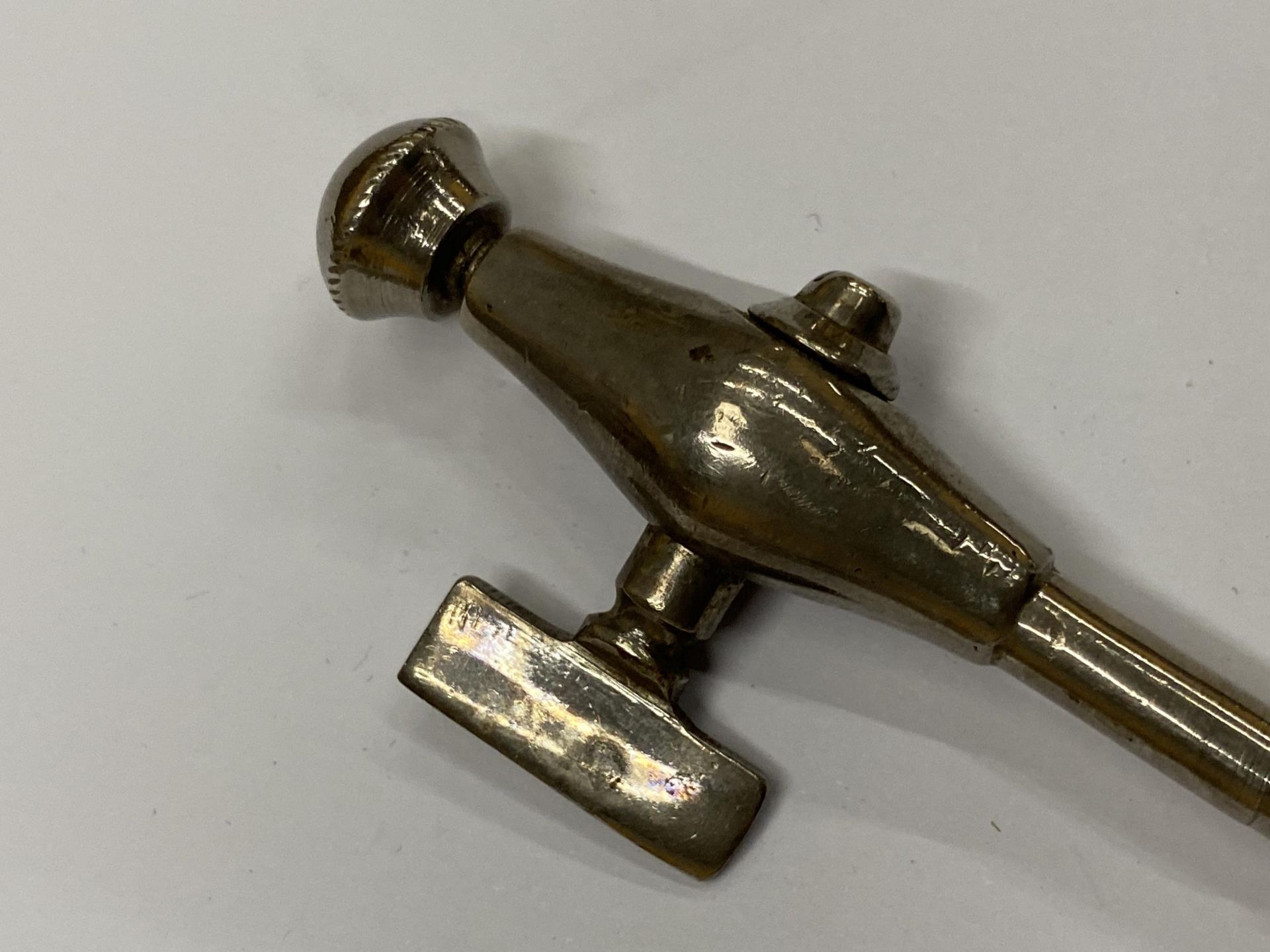 A VINTAGE METAL WINE BOTTLE CORKSCREW - Image 3 of 3