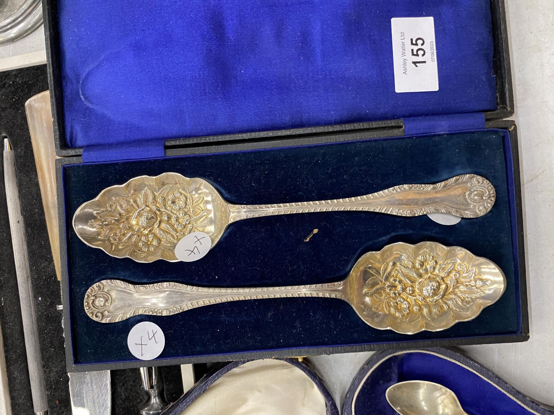 FOUR CASED VINTAGE SILVER PLATED FLATWARE SETS, BERRY SPOONS, ARTHUR PRICE ETC - Image 3 of 3