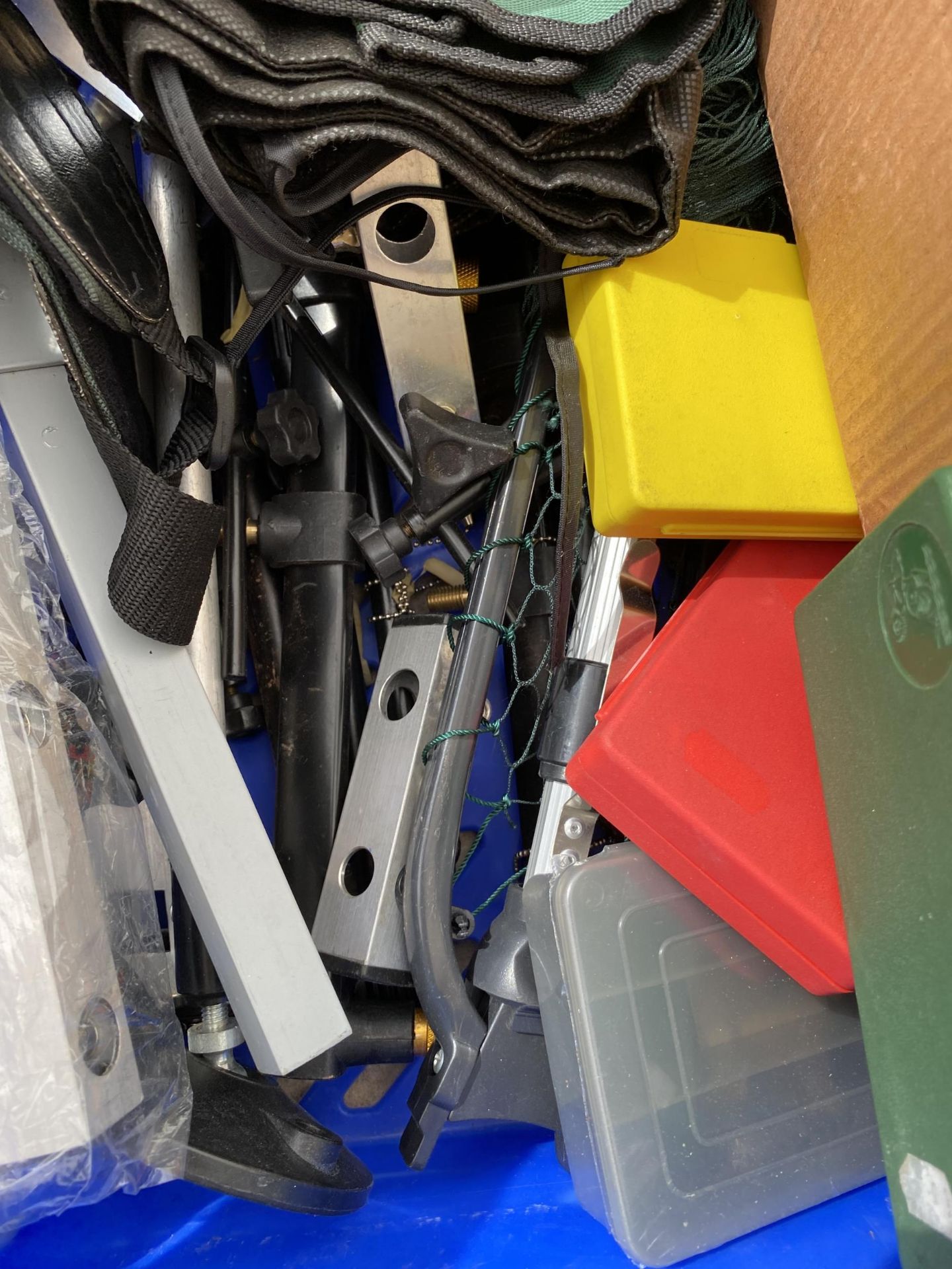 A BOX CONGTAINING AN ASSORTMENT OF FISHING TACKLE TO INCLUDE REELS, BITE INDICATORS AND ROD - Image 4 of 4