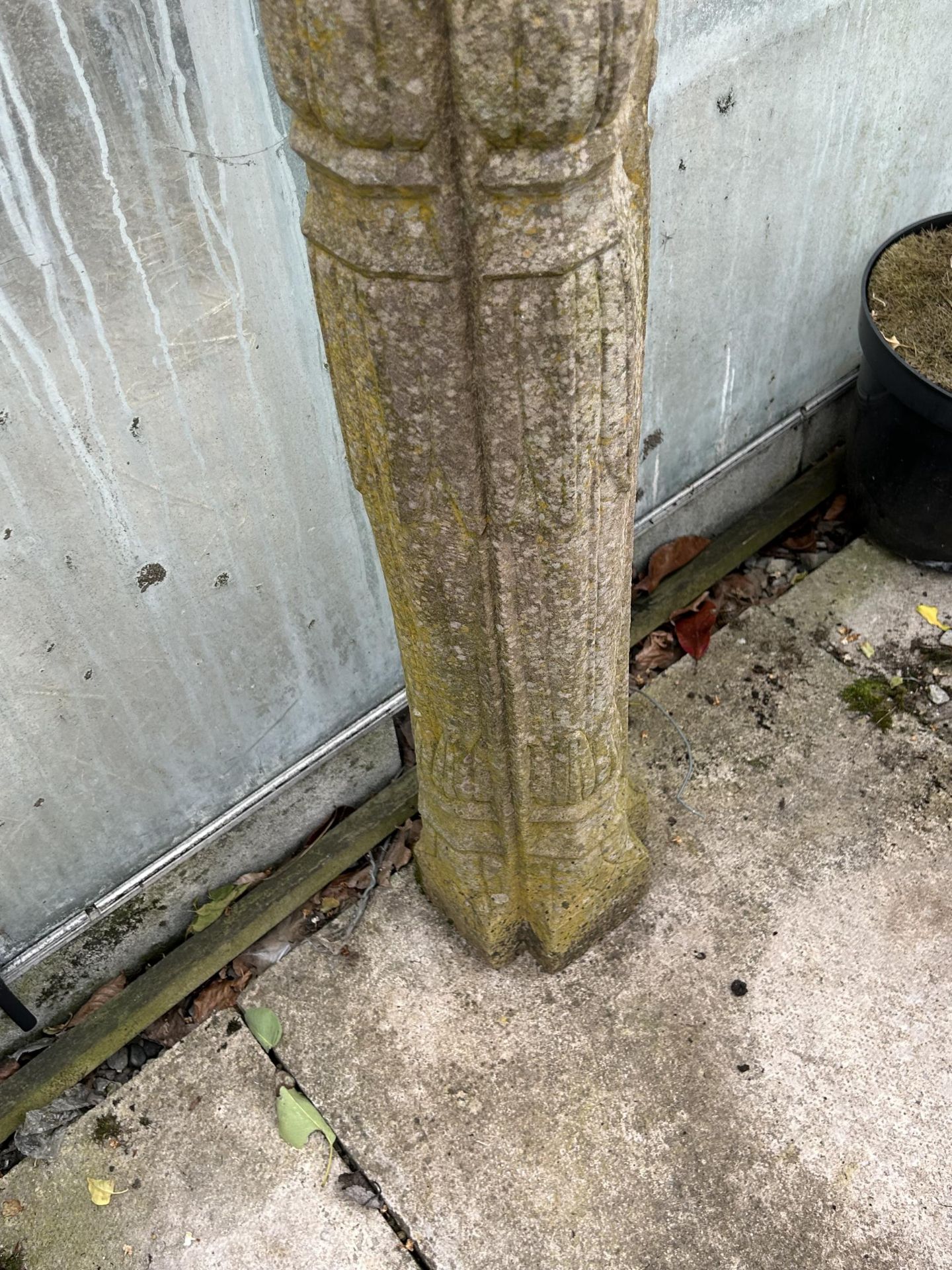A VINTAGE INDIAN STONE 1/2 COLUMN 40 X 6.5" - Image 3 of 4