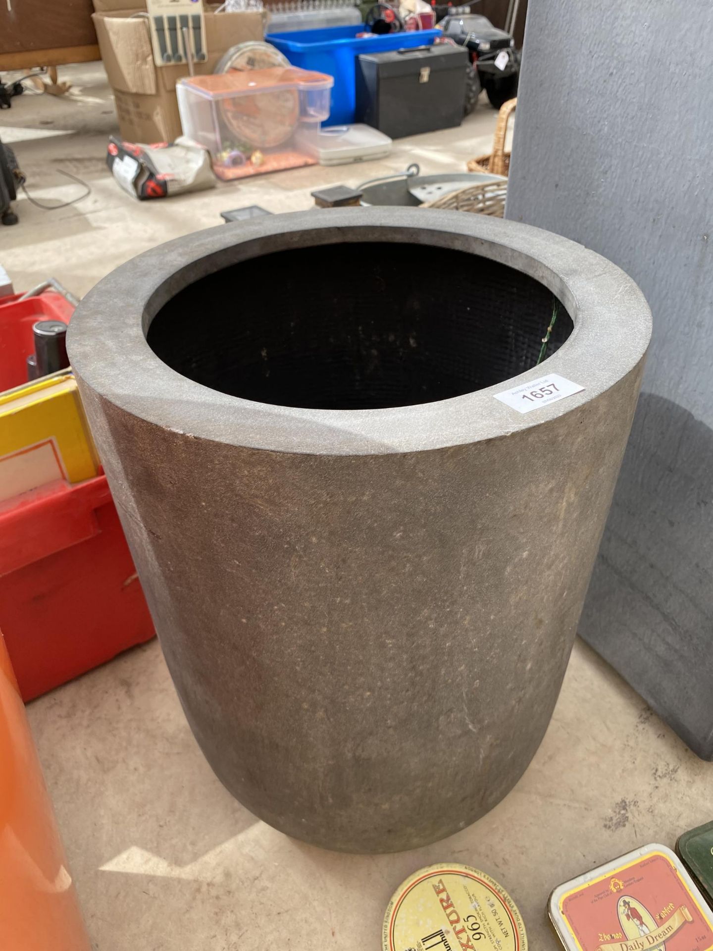 A BLACK CIRCULAR FIBRE GLASS PLANTER (H:44CM)