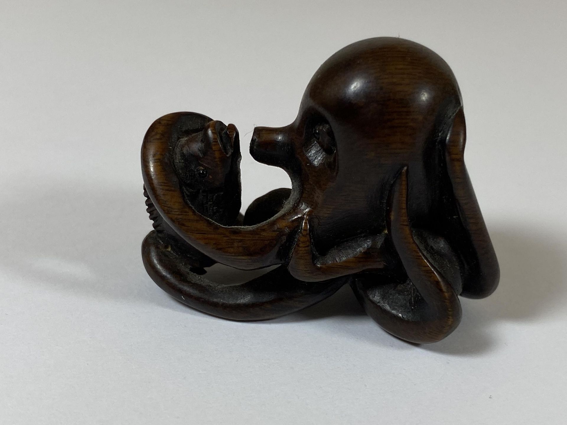 AN ORIENTAL NETSUKE OF AN OCTUPUS AND FISH, SIGNED WITH MOTHER OF PEARL MAKERS MARK, HEIGHT 3.5CM - Image 2 of 3