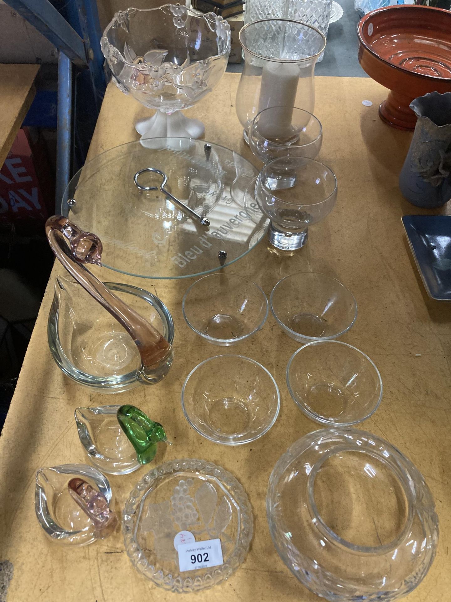 A QUANTITY OF GLASSWARE TO INCLUDE A FOOTED BOWL, CANDLE HOLDER, DISHES, SWAN BOWLS, ETC