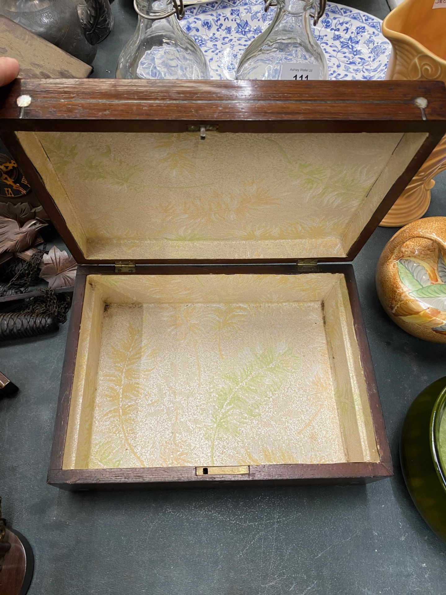 AN ANTIQUE ROSEWOOD JEWELLERY BOX WITH MOTHER OF PEARL INLAY - Image 2 of 3