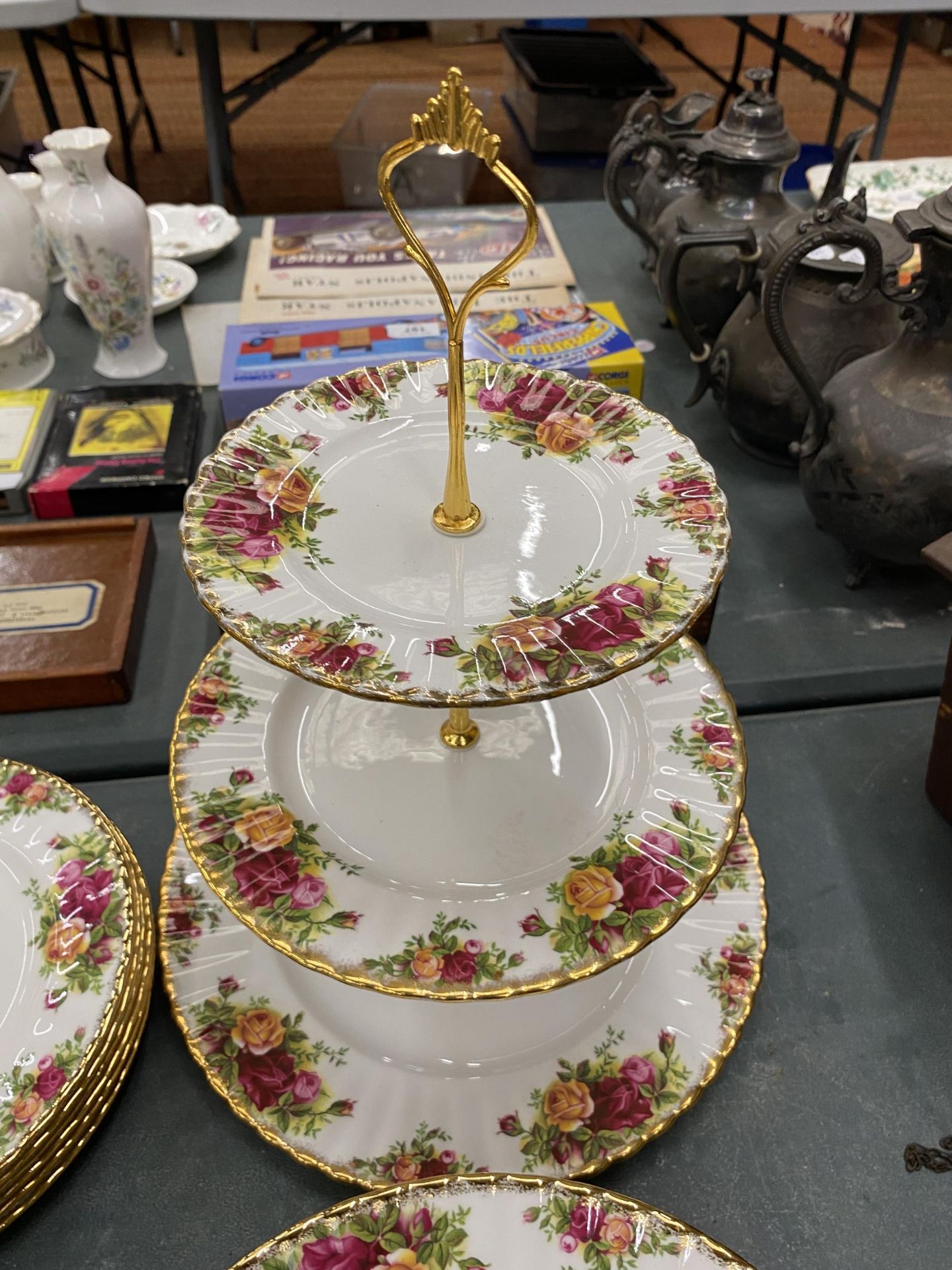 A QUANTITY OF ROYAL ALBERT 'OLD COUNTRY ROSES' TO INCLUDE DINNER PLATES, A CAKE STAND, SIDE - Image 2 of 3
