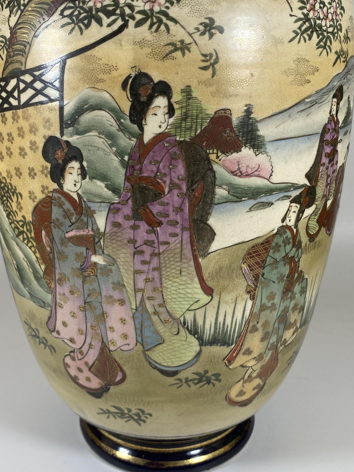 A LARGE JAPANESE HAND PAINTED MEIJI PERIOD VASE, WITH PANELLED DESIGN DEPICTING FIGURES BY A - Image 5 of 6