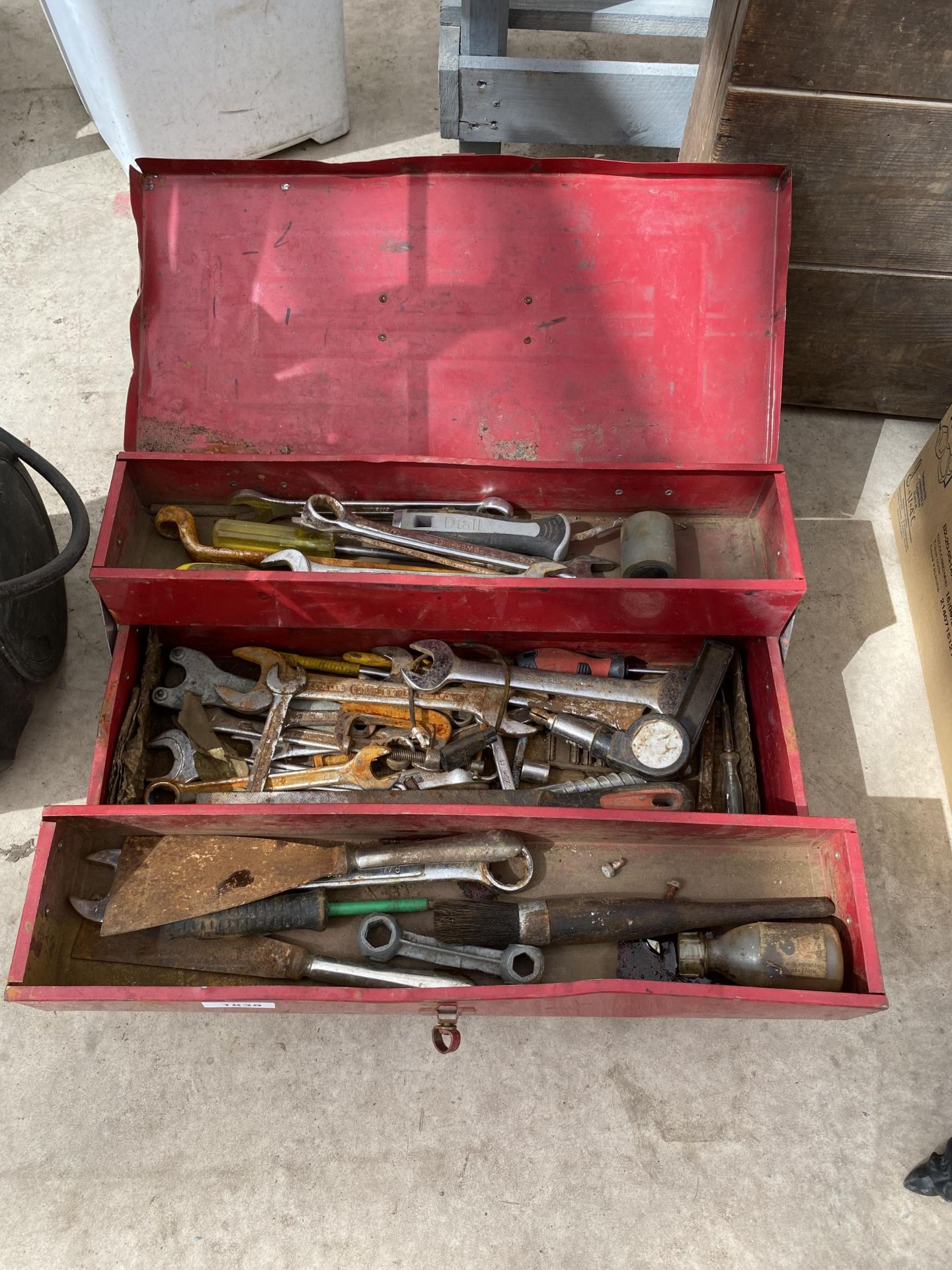 A METAL TOOL BOX WITH AN ASSORTMENT OF TOOLS TO INCLUDE SPANNERS ETC