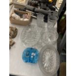 A QUANTITY OF GLASSWARE TO INCLUDE DECANTER STOPPERS, BOWLS, A VASE, SERVING BOWLS, ETC