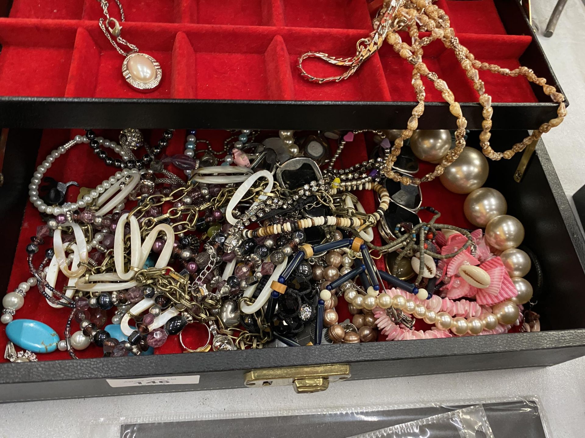 A JEWELLERY BOX CONTAINING A QUANTITY OF COSTUME JEWELLERY TO INCLUDE NECKLACES, BRACELETS, ETC - Image 2 of 2