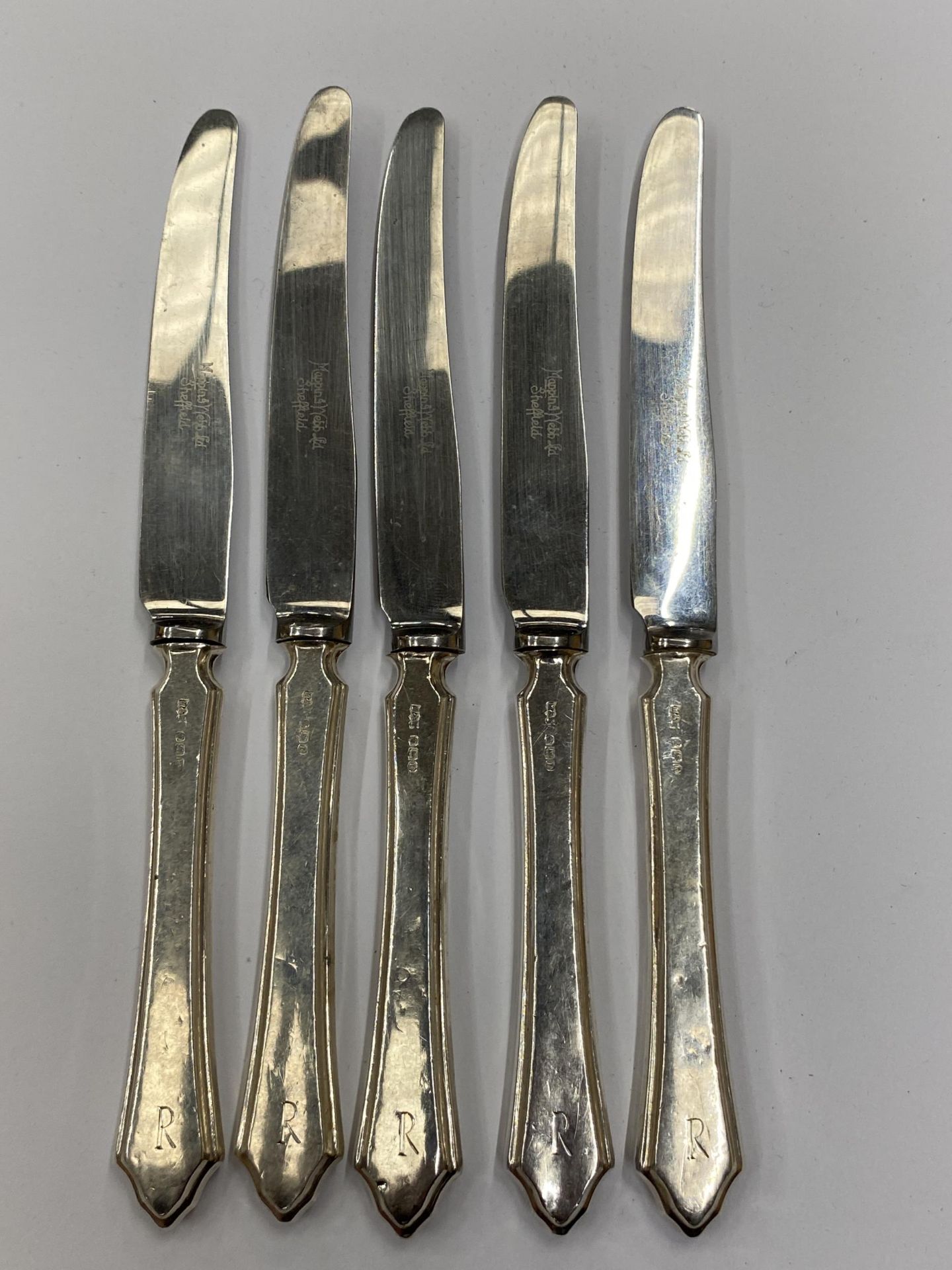 FIVE HALLMARKED SILVER HANDLED BUTTER KNIVES