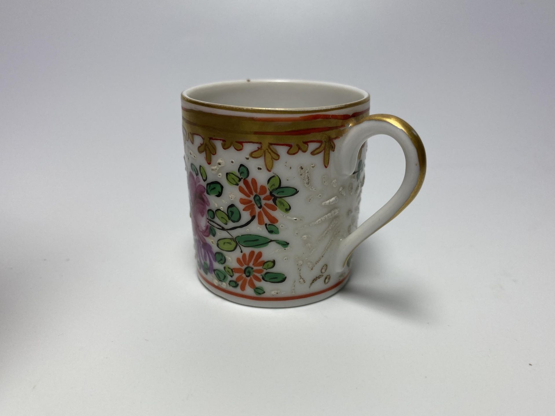 A MINIATURE 19TH CENTURY CHINESE EXPORT PORCELAIN TANKARD, HEIGHT 4CM - Bild 3 aus 5