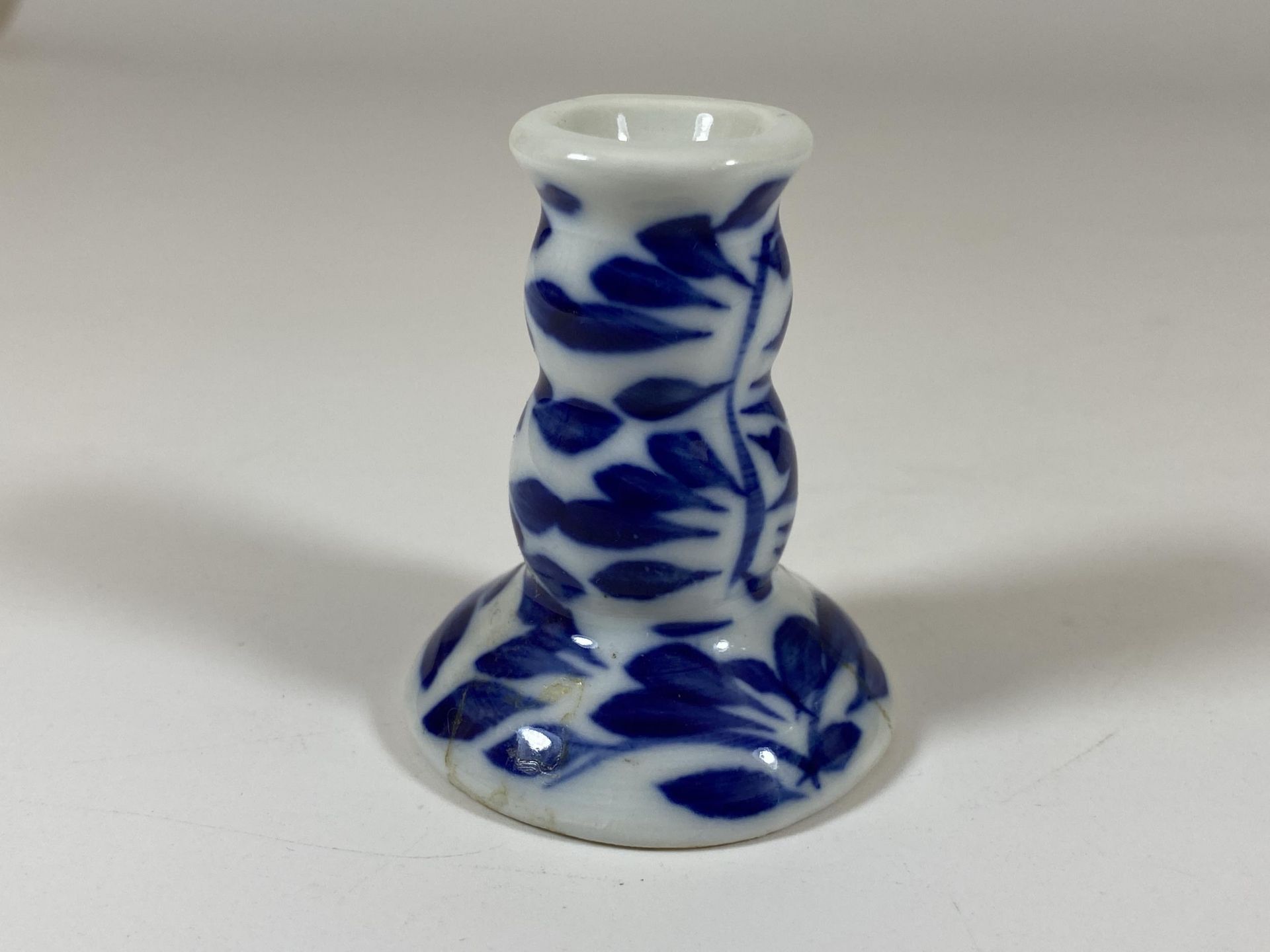 A MINIATURE CHINESE BLUE AND WHITE KANGXI REVIVIAL STYLE SMALL CANDLE HOLDER, UNMARKED, HEIGHT 5.5CM - Image 2 of 3