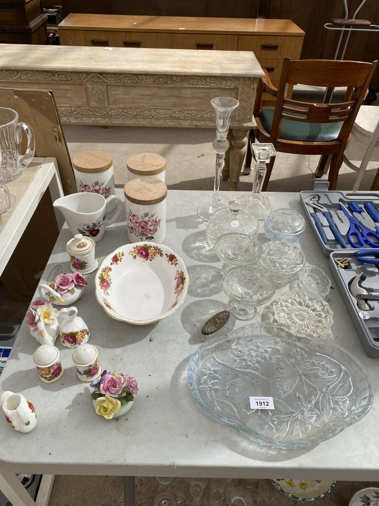 AN ASSORTMENT OF GLASS AND CERAMIC ITEMS TO INCLUDE CRUET SET, CADDIES AND CANDLESTICKS ETC