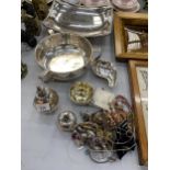 A QUANTITY OF SILVER PLATED ITEMS TO INCLUDE BOWLS, A CLOWN TRINKET BOXE, FOOTED DISH, ETC - 7 ITEMS